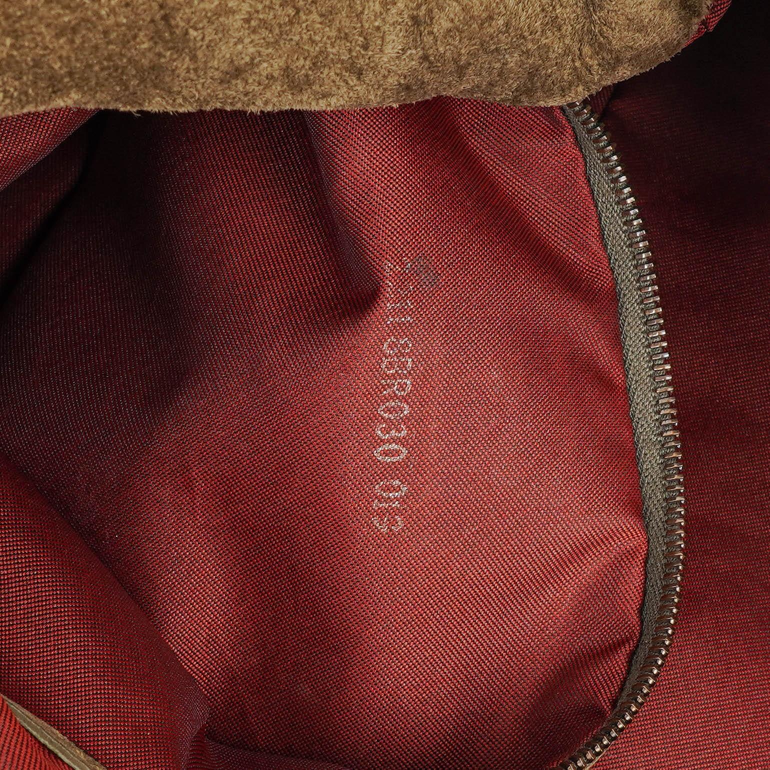 Fendi Große Mama Baguette Schultertasche aus Wildleder