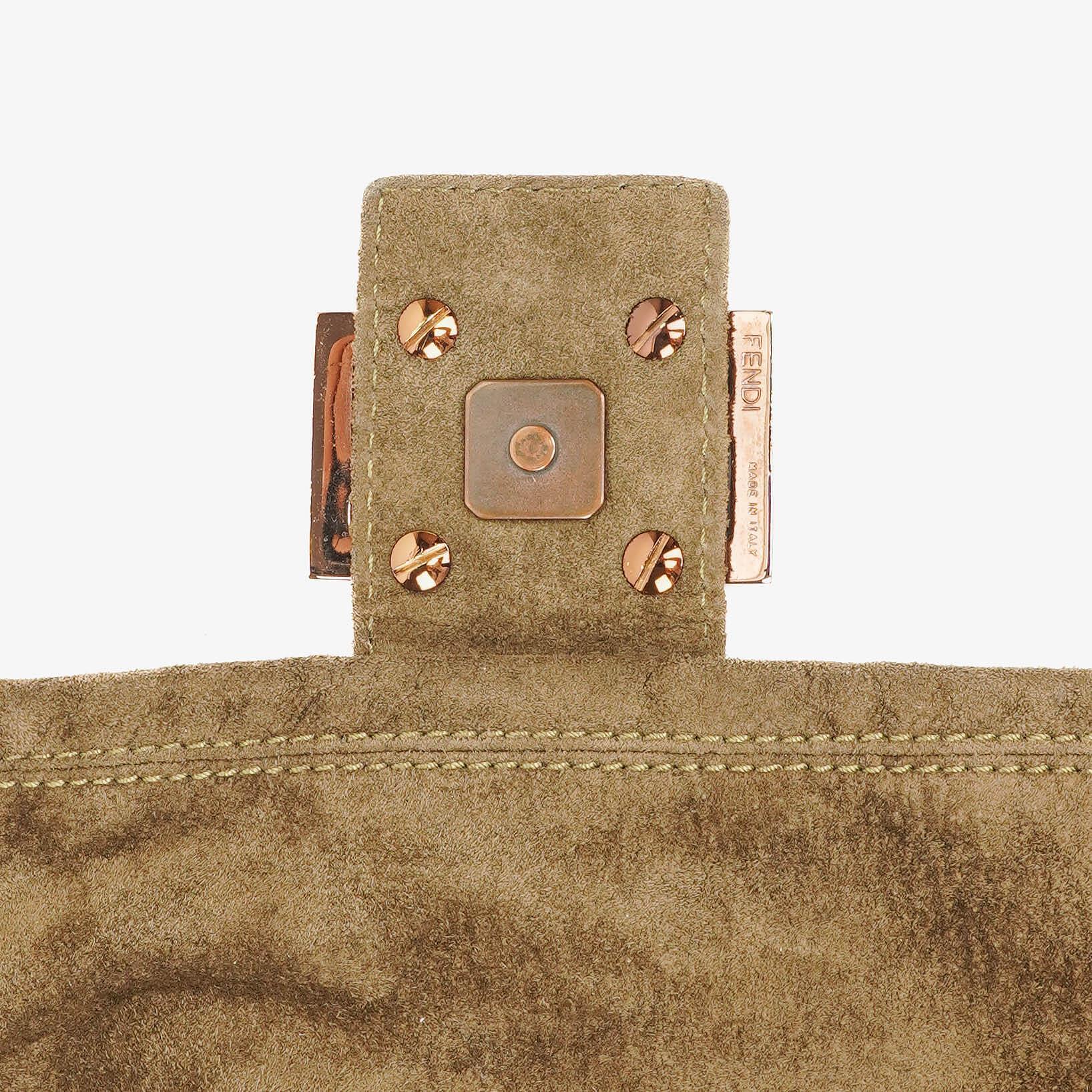 Fendi Große Mama Baguette Schultertasche aus Wildleder