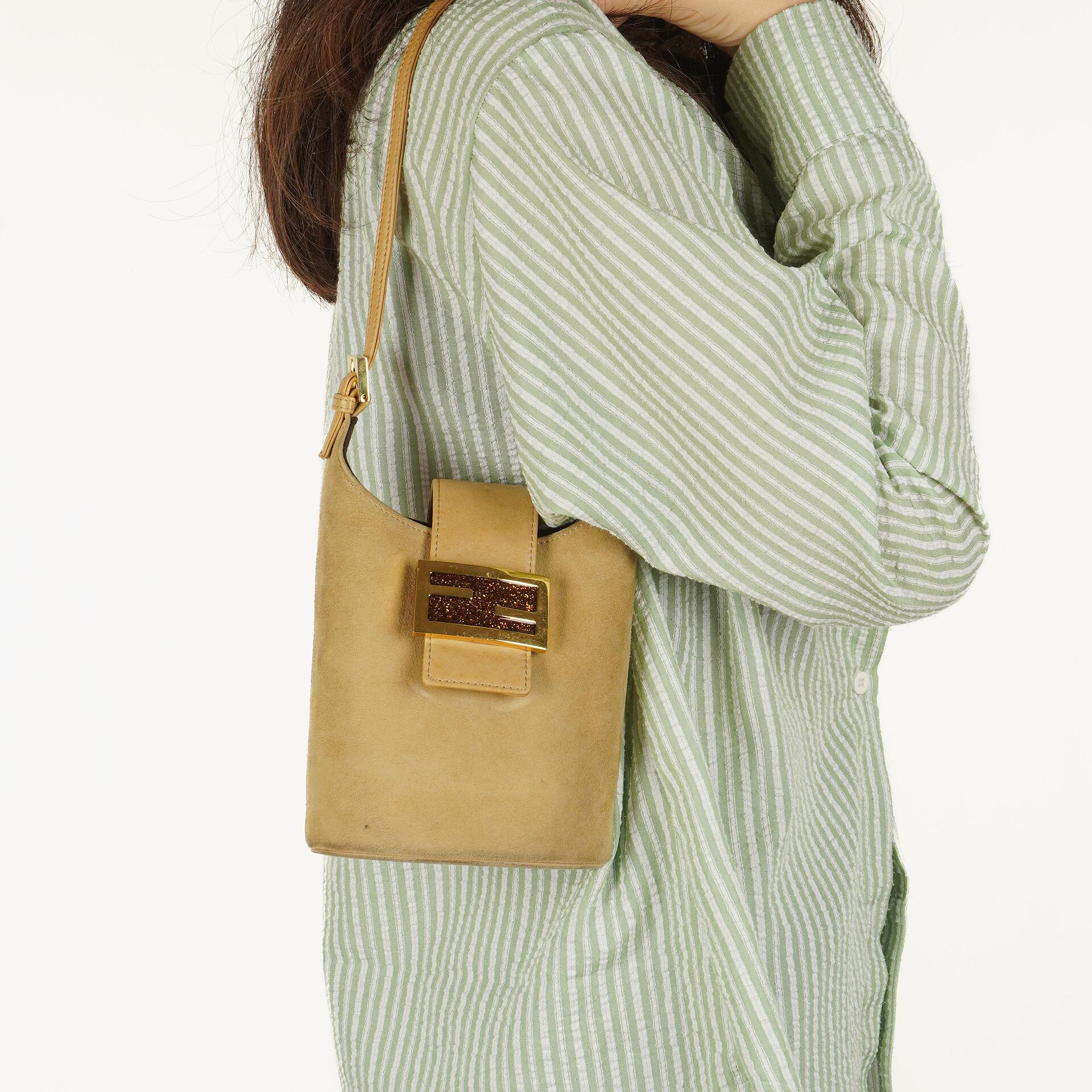 Fendi Mini Bucket Bag aus Wildleder und Leder