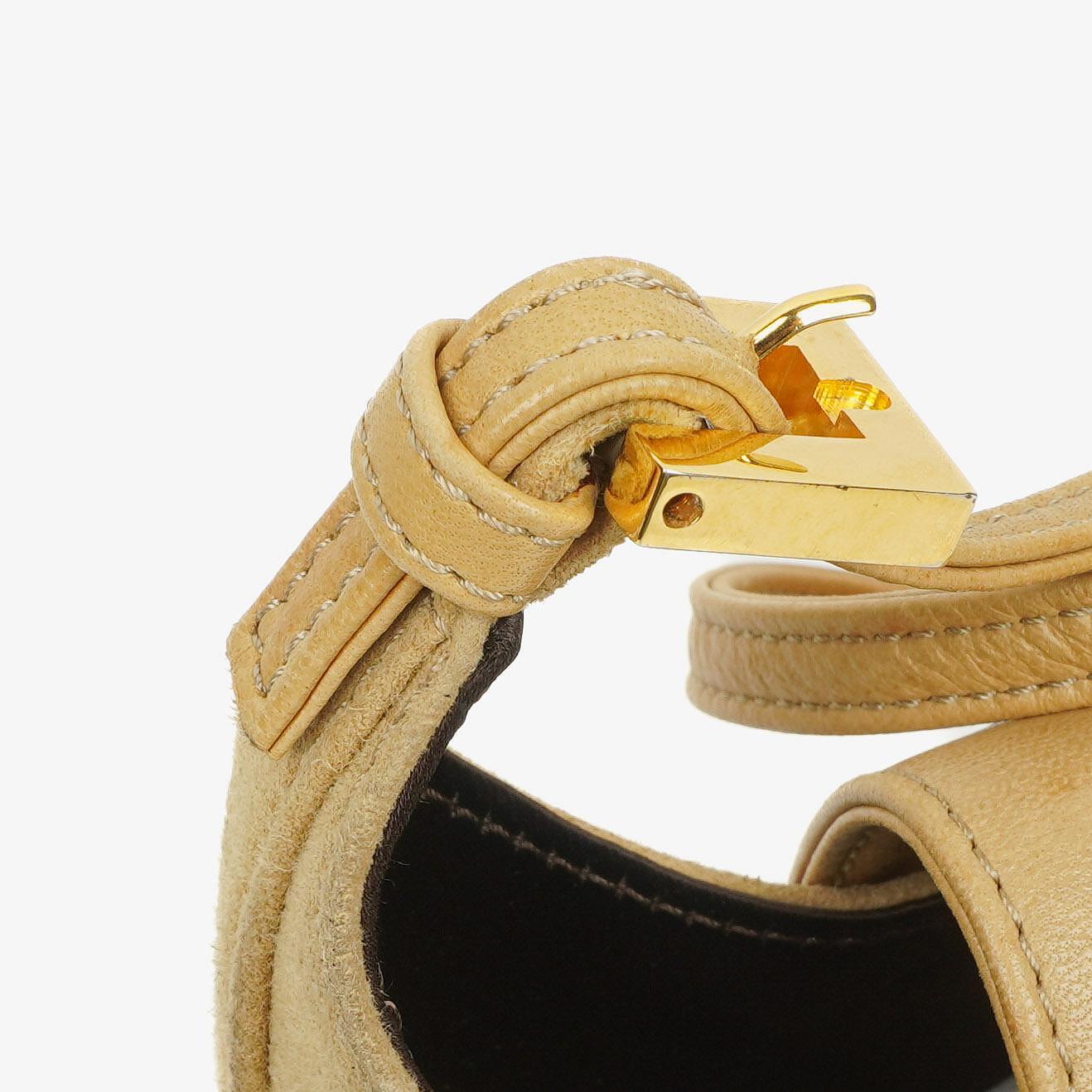 Fendi Mini Bucket Bag aus Wildleder und Leder