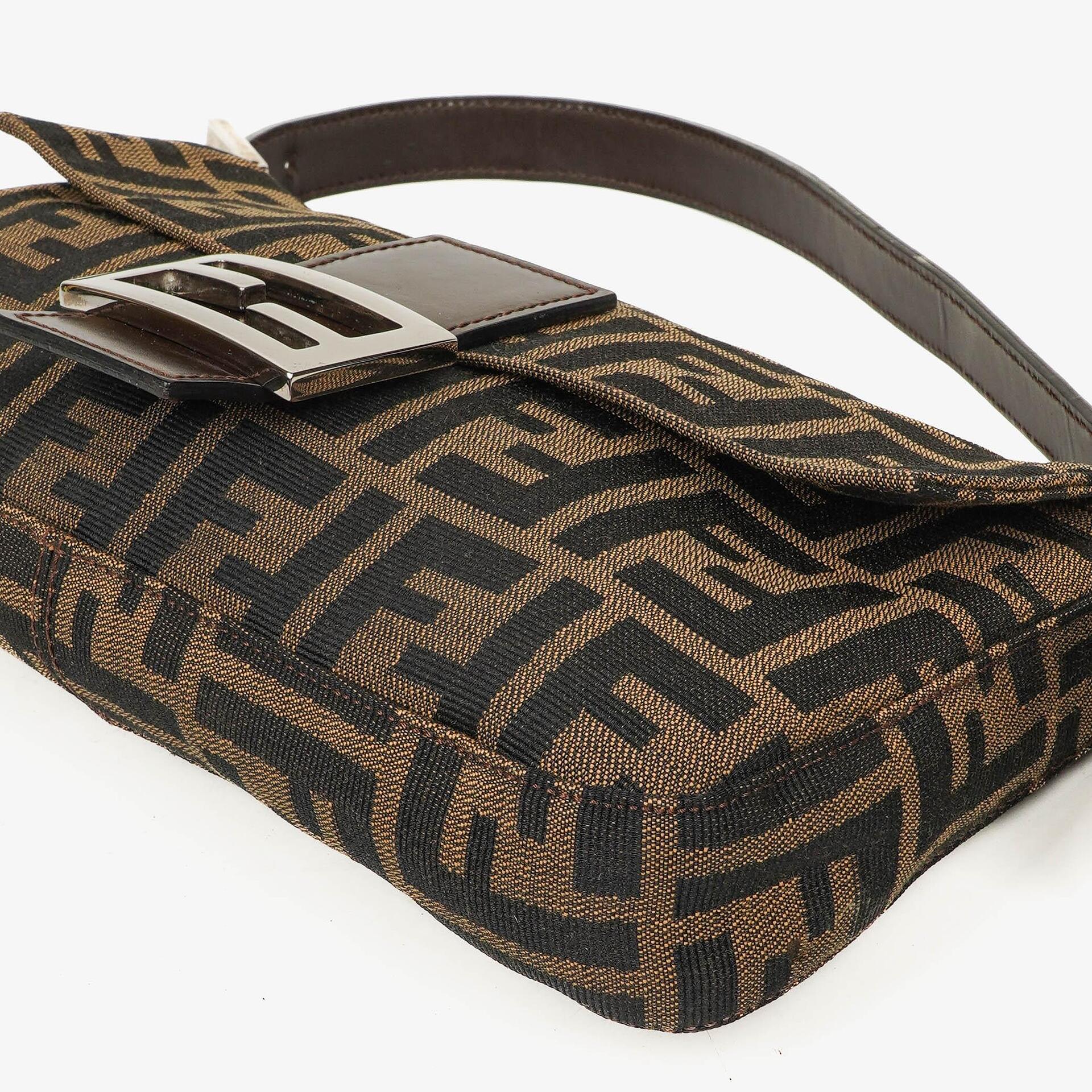 Fendi Zucca Baguette FF Schultertasche in Braun