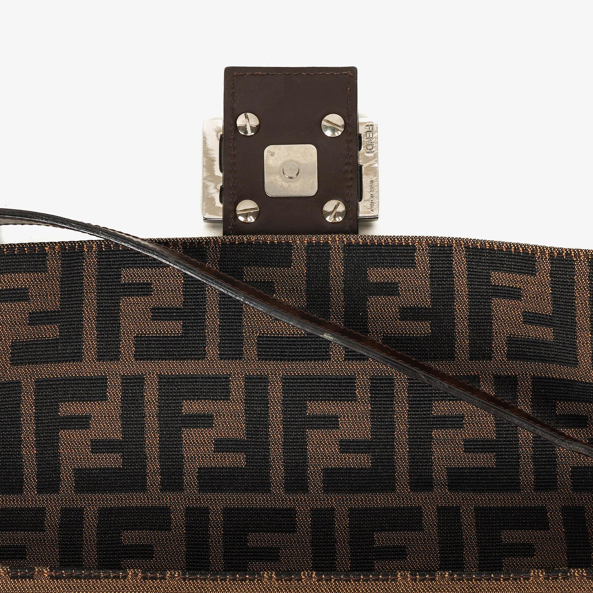 Fendi Zucca Baguette FF Schultertasche in Braun