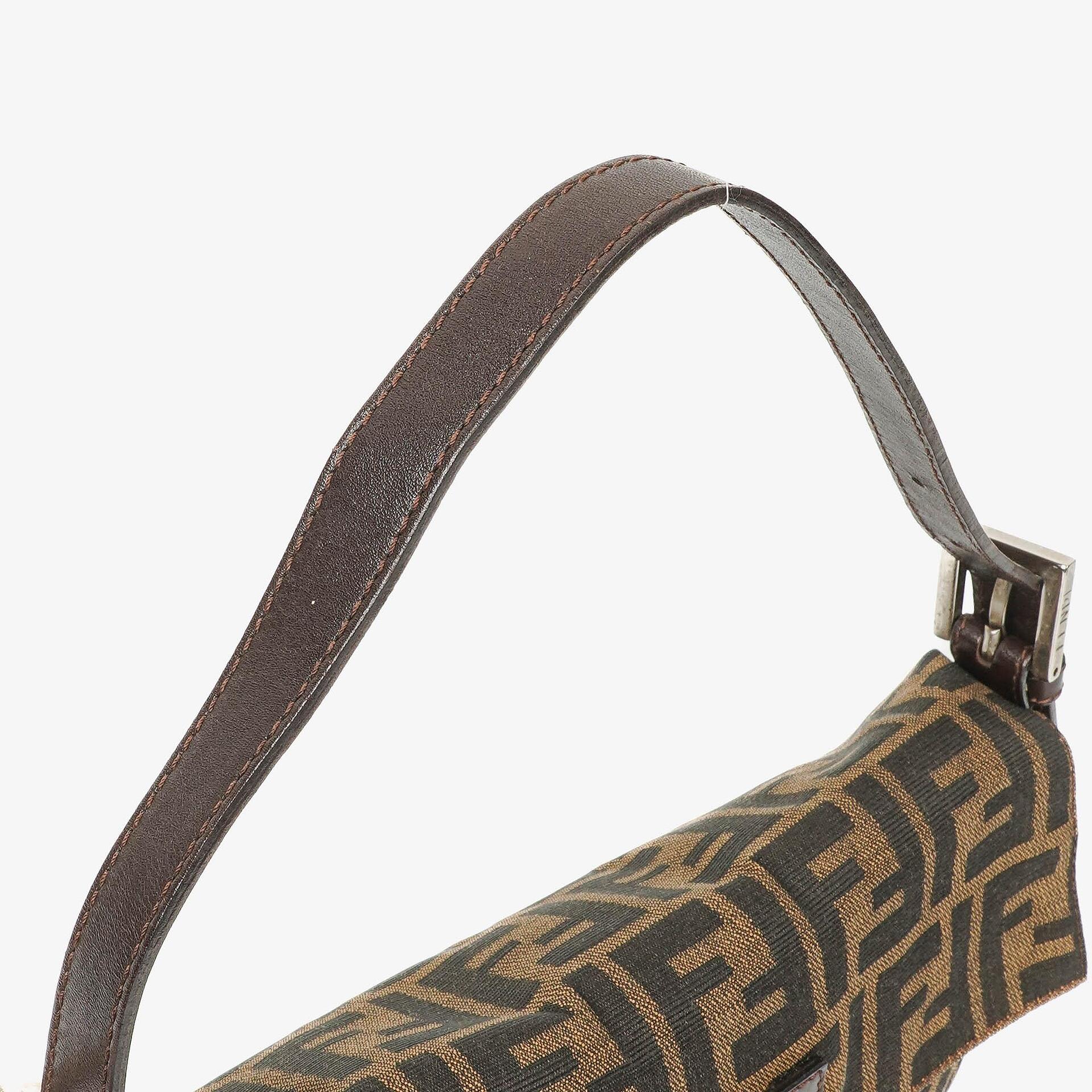 Fendi Zucca Baguette FF Schultertasche in Braun