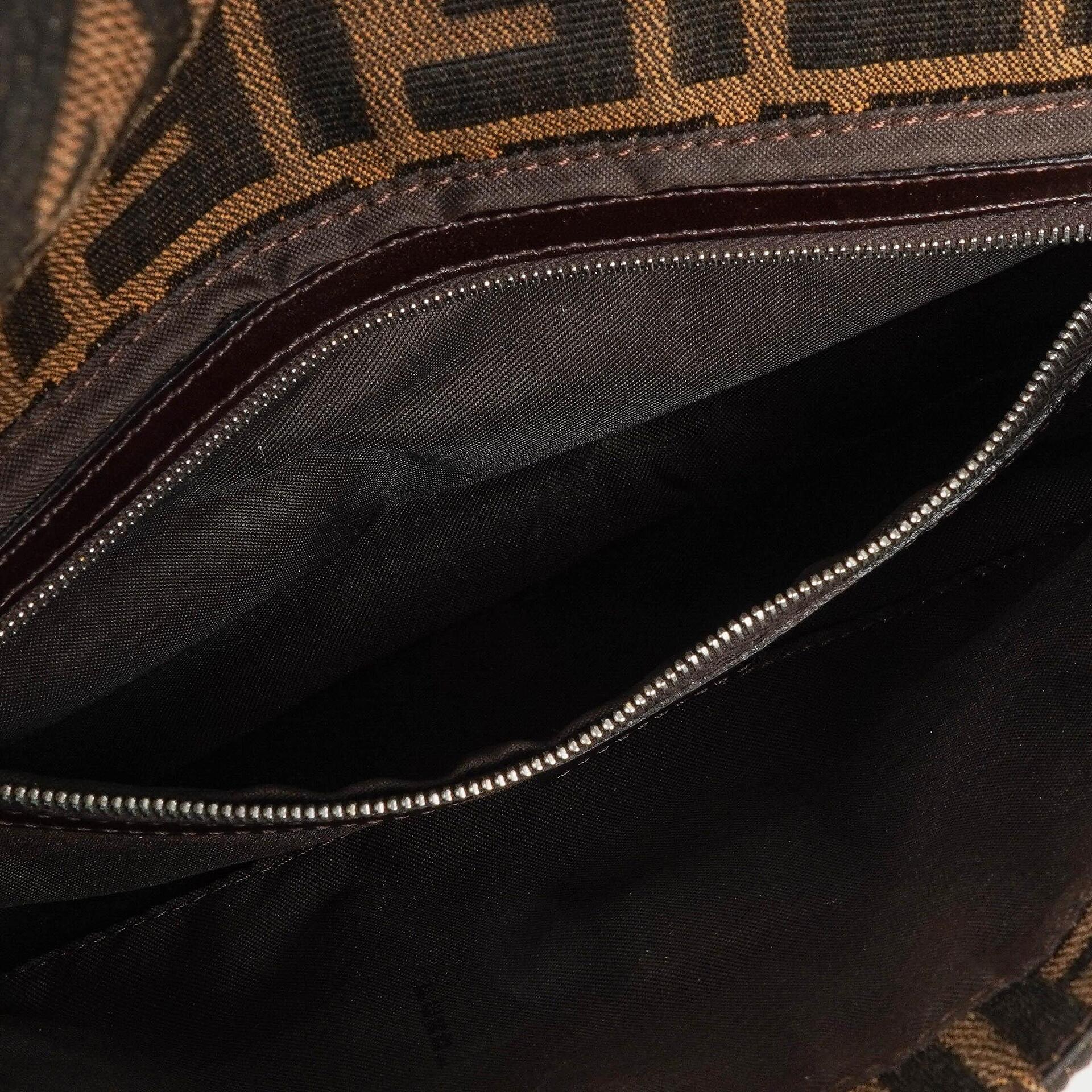 Fendi Zucca Baguette FF Schultertasche in Braun
