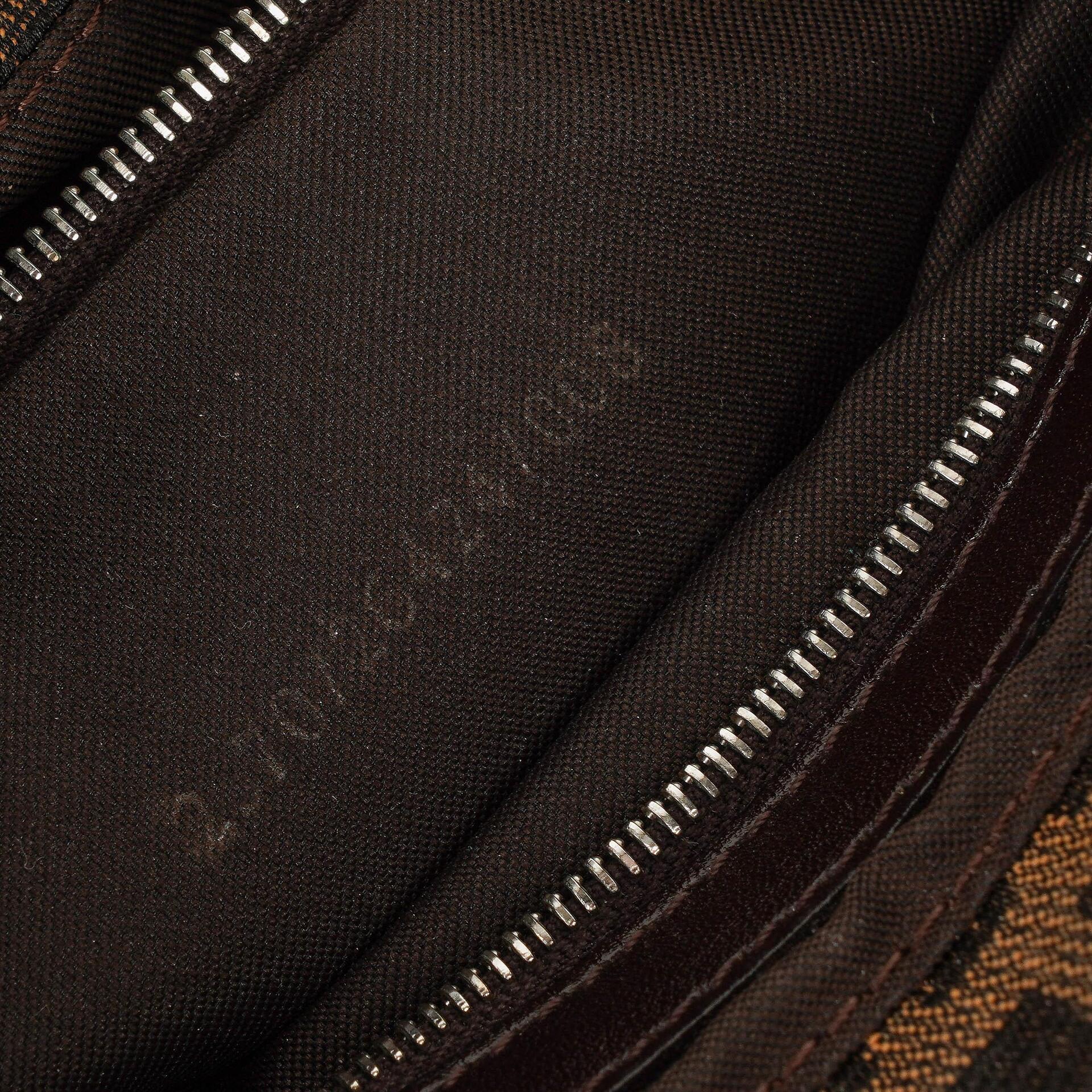 Fendi Zucca Baguette FF Schultertasche in Braun