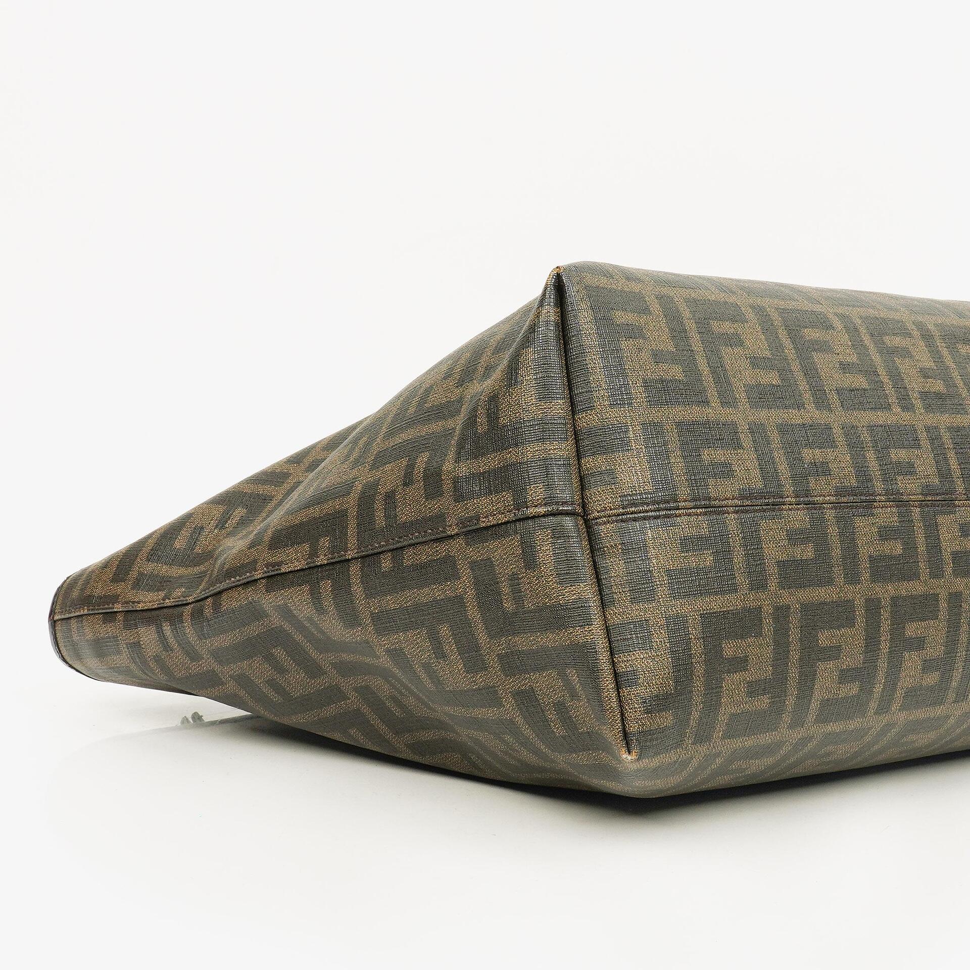 Fendi Zucca Roll Shopper Tote aus beschichtetem Canvas und Lackleder in Tabak/Schwarz mit Baguette-Print