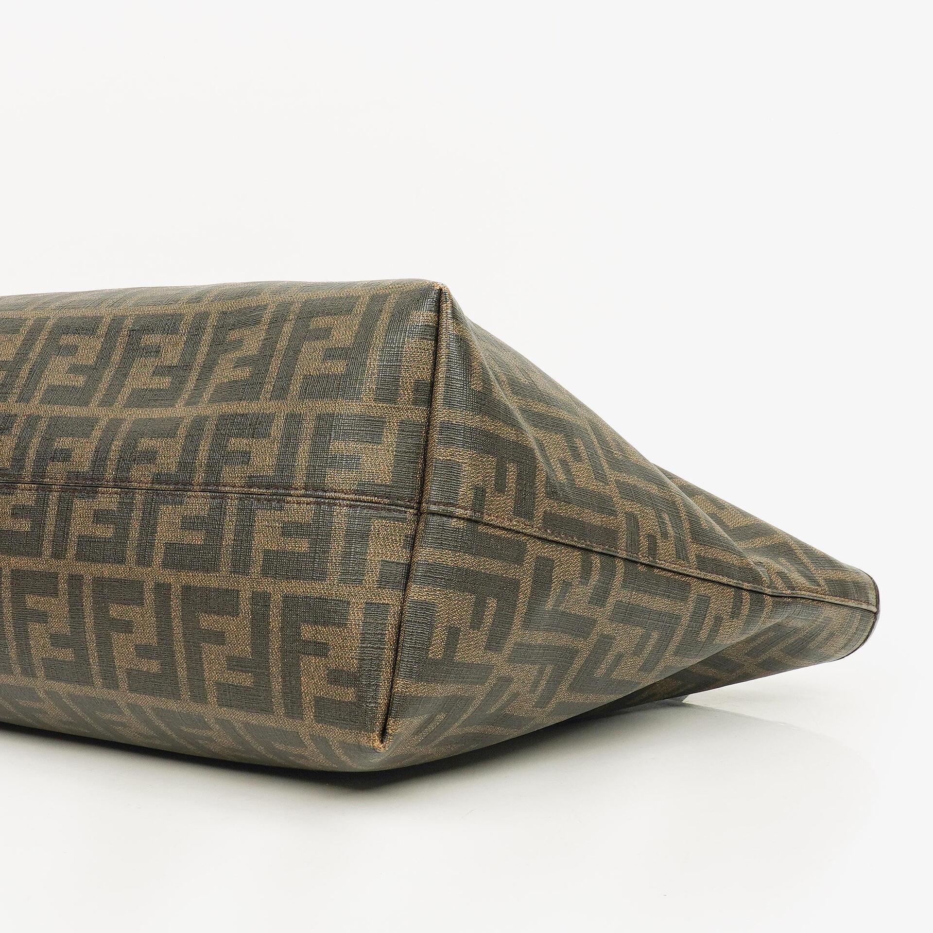 Fendi Zucca Roll Shopper Tote aus beschichtetem Canvas und Lackleder in Tabak/Schwarz mit Baguette-Print