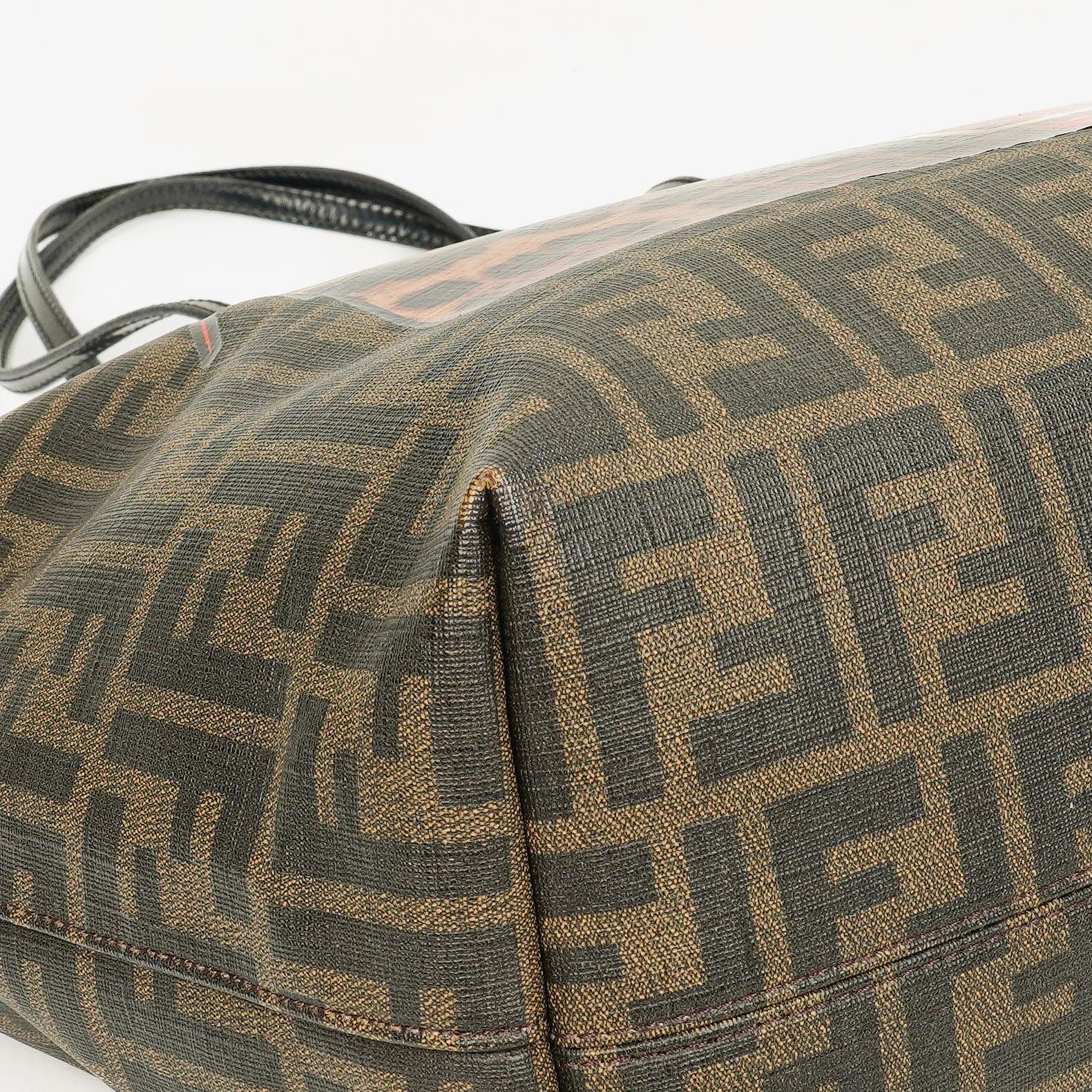 Fendi Zucca Roll Shopper Tote aus beschichtetem Canvas und Lackleder in Tabak/Schwarz mit Baguette-Print
