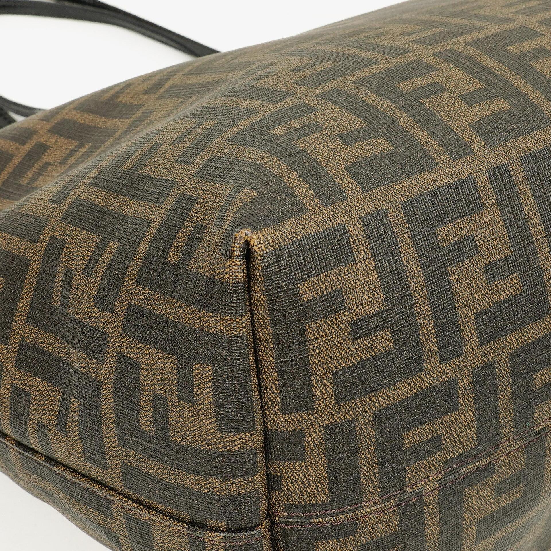 Fendi Zucca Roll Shopper Tote aus beschichtetem Canvas und Lackleder in Tabak/Schwarz mit Baguette-Print