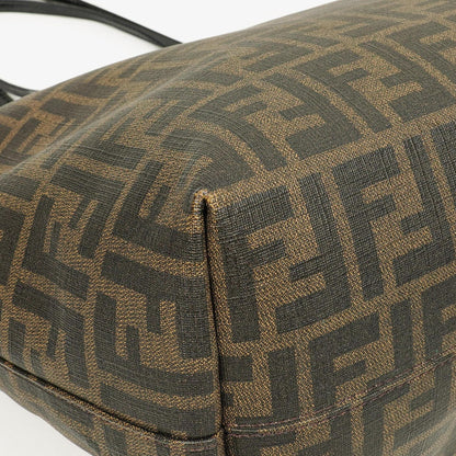 Fendi Zucca Roll Shopper Tote aus beschichtetem Canvas und Lackleder in Tabak/Schwarz mit Baguette-Print