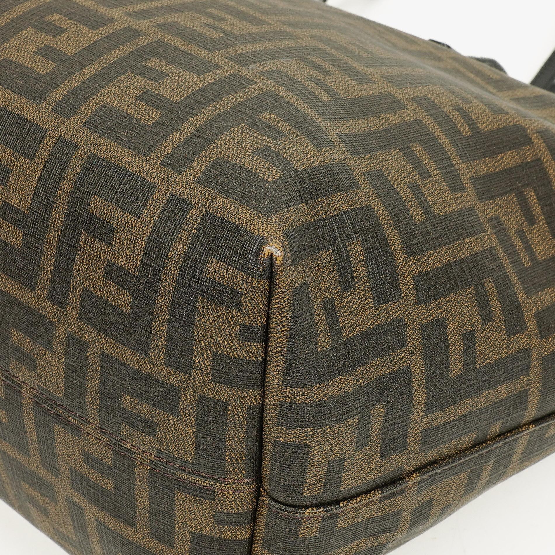 Fendi Zucca Roll Shopper Tote aus beschichtetem Canvas und Lackleder in Tabak/Schwarz mit Baguette-Print