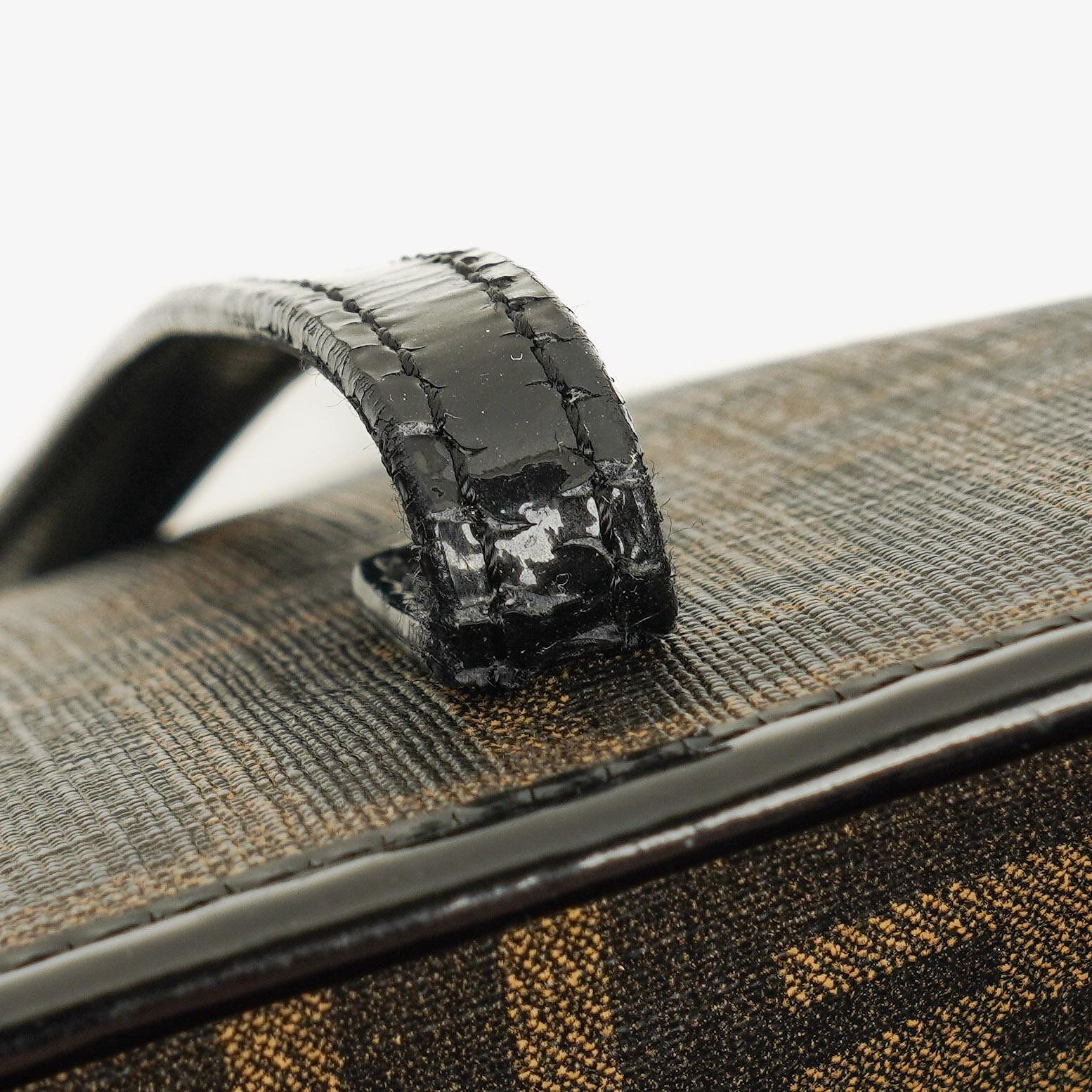 Fendi Zucca Roll Shopper Tote aus beschichtetem Canvas und Lackleder in Tabak/Schwarz mit Baguette-Print