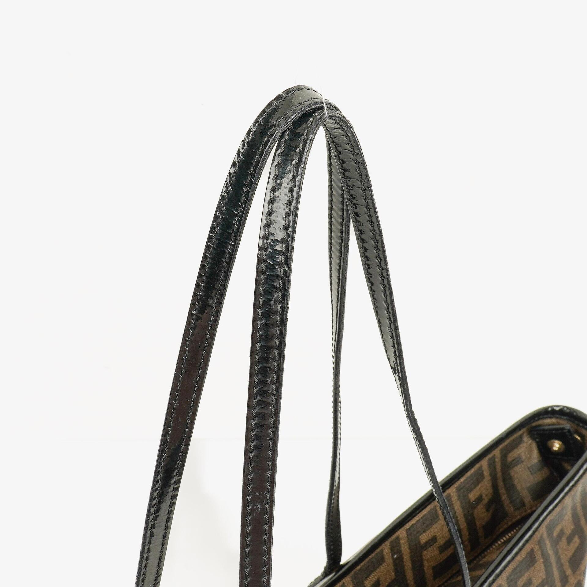 Fendi Zucca Roll Shopper Tote aus beschichtetem Canvas und Lackleder in Tabak/Schwarz mit Baguette-Print