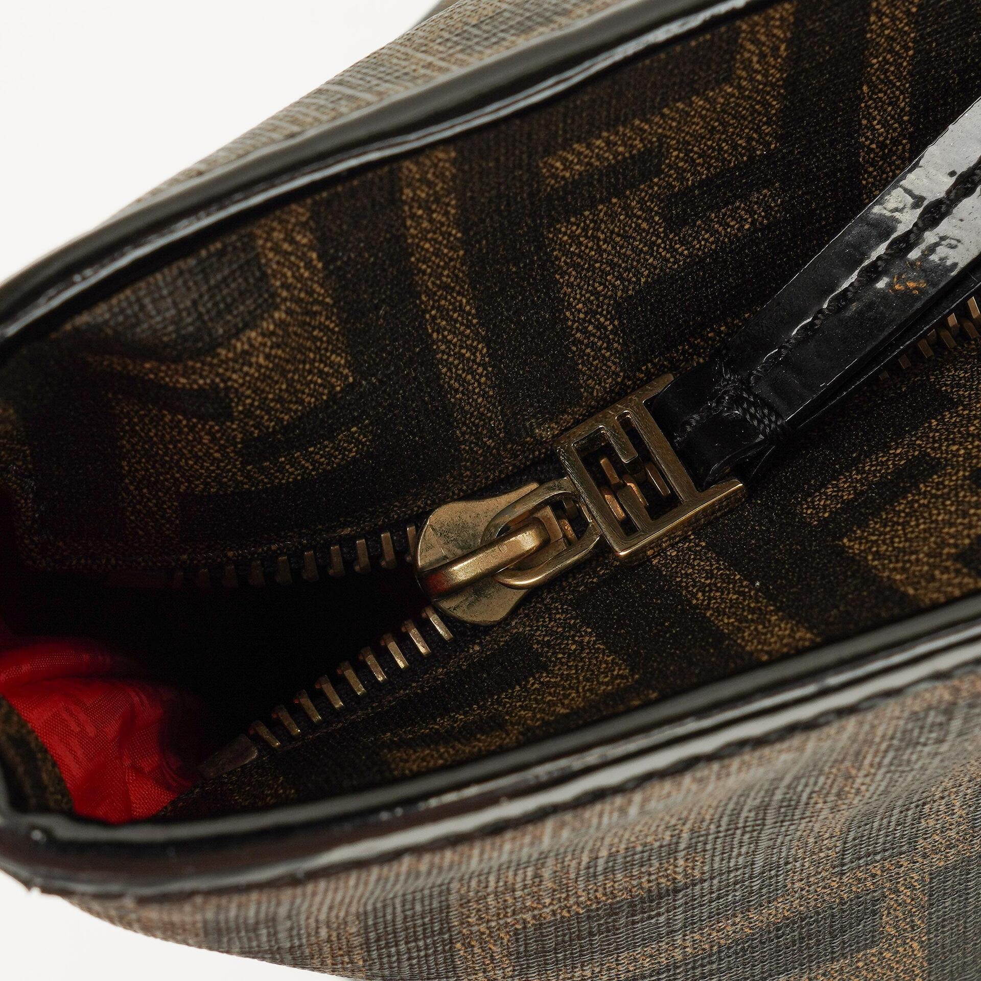 Fendi Zucca Roll Shopper Tote aus beschichtetem Canvas und Lackleder in Tabak/Schwarz mit Baguette-Print