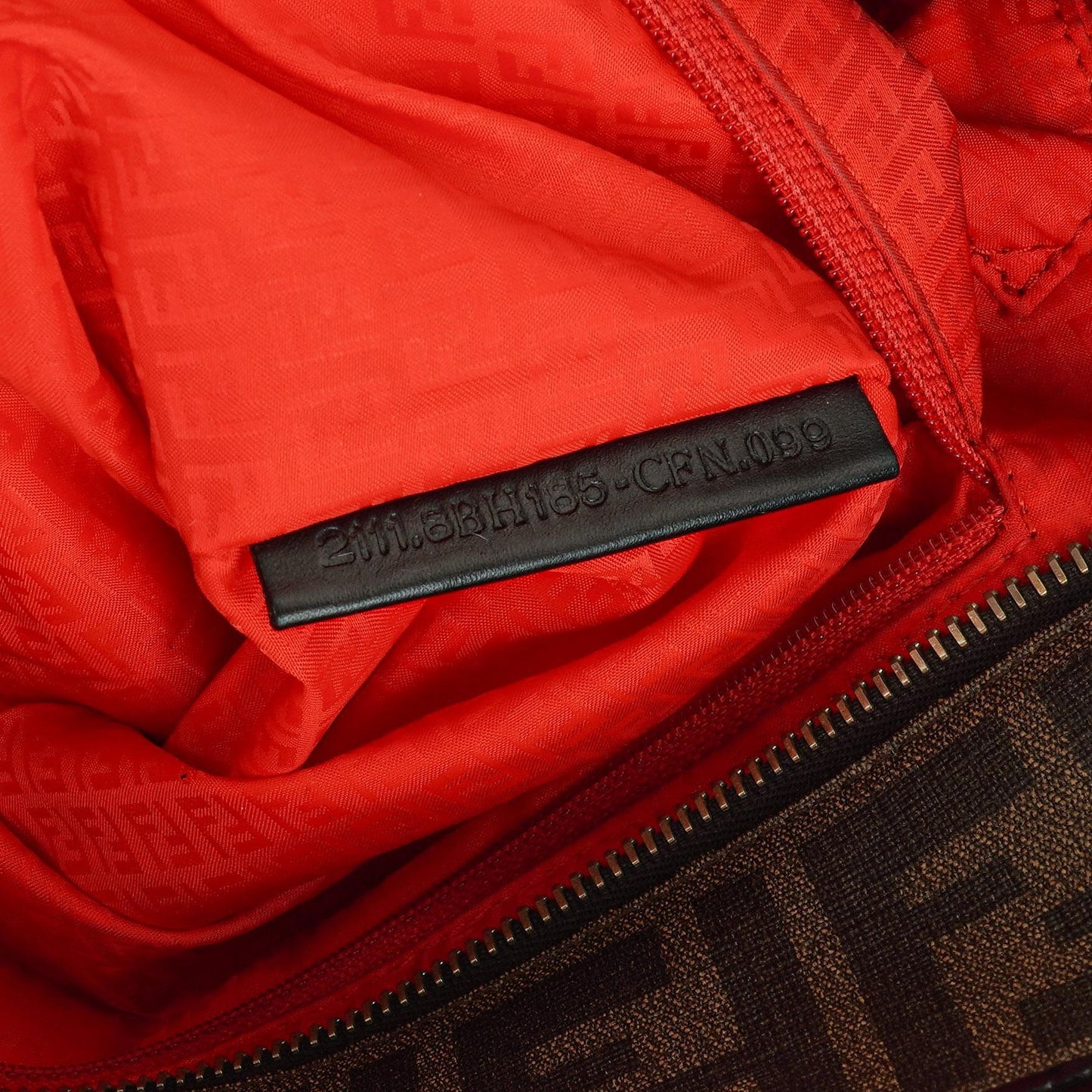 Fendi Zucca Roll Shopper Tote aus beschichtetem Canvas und Lackleder in Tabak/Schwarz mit Baguette-Print
