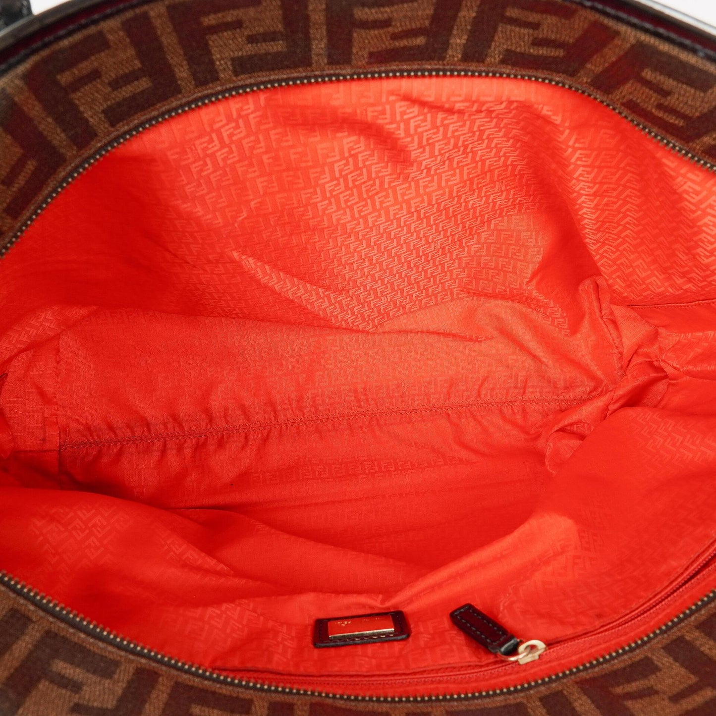 Fendi Zucca Roll Shopper Tote aus beschichtetem Canvas und Lackleder in Tabak/Schwarz mit Baguette-Print