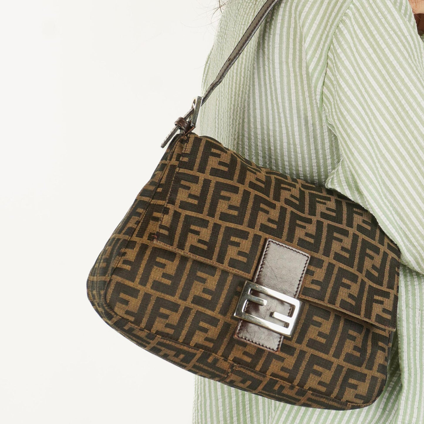 Fendi Zucca Mamma Baguette Schultertasche in Tobacco