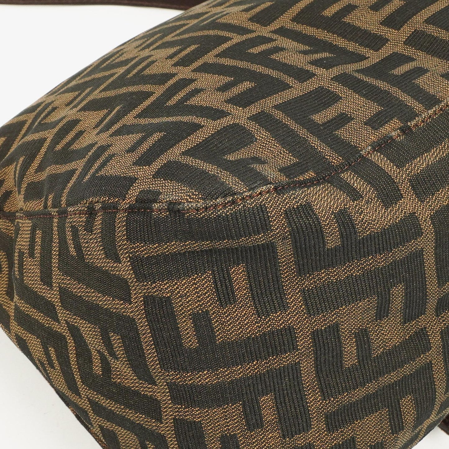 Fendi Zucca Mamma Baguette Schultertasche in Tobacco