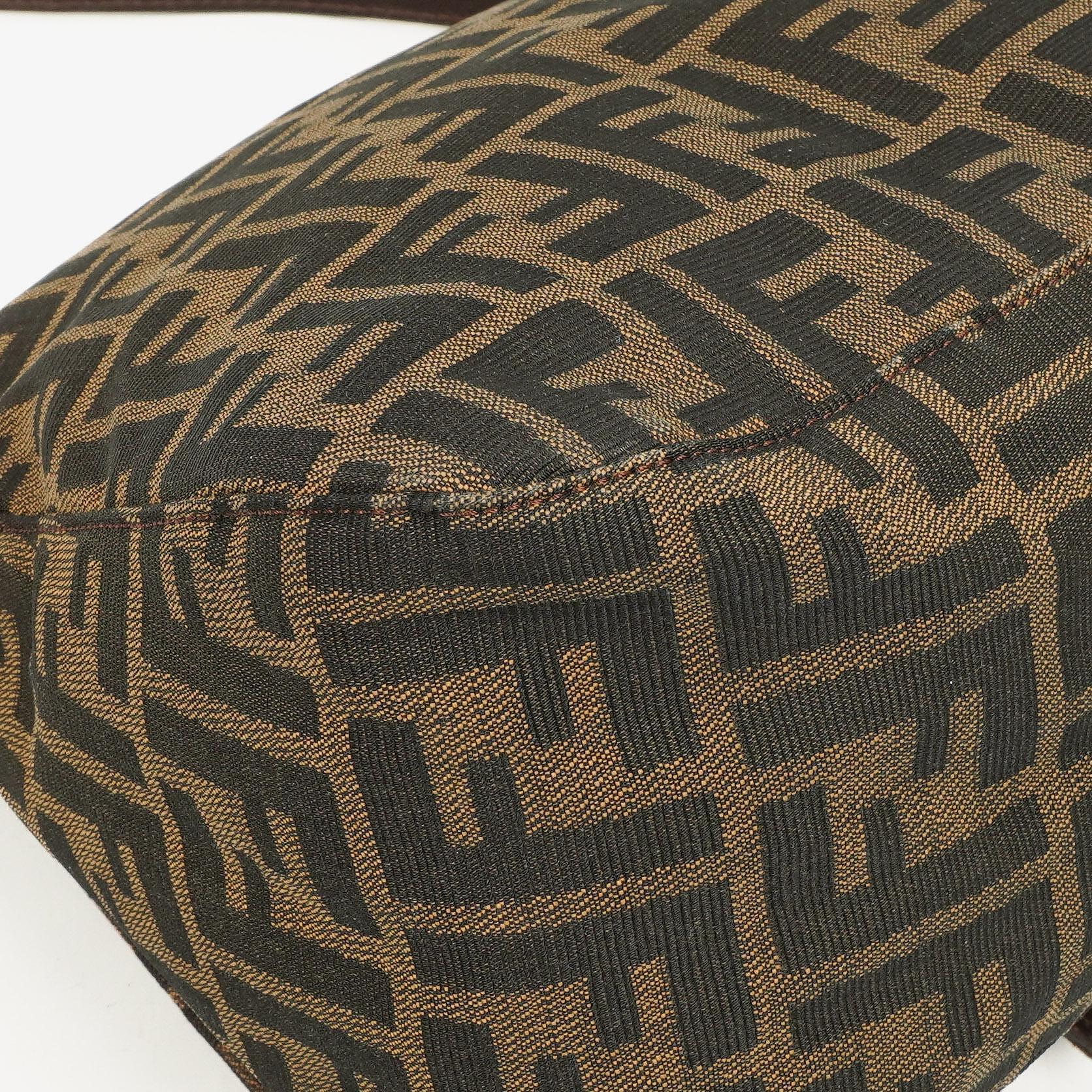 Fendi Zucca Mamma Baguette Schultertasche in Tobacco