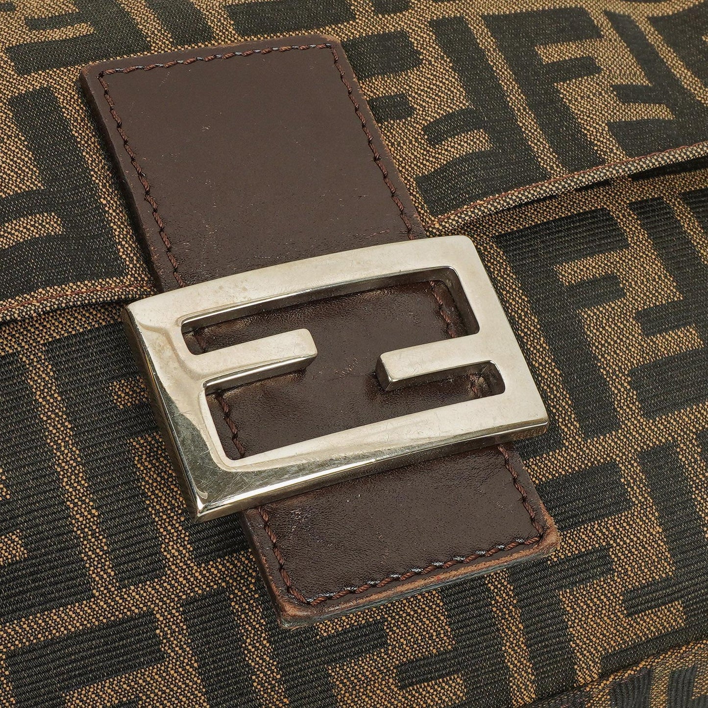 Fendi Zucca Mamma Baguette Schultertasche in Tobacco