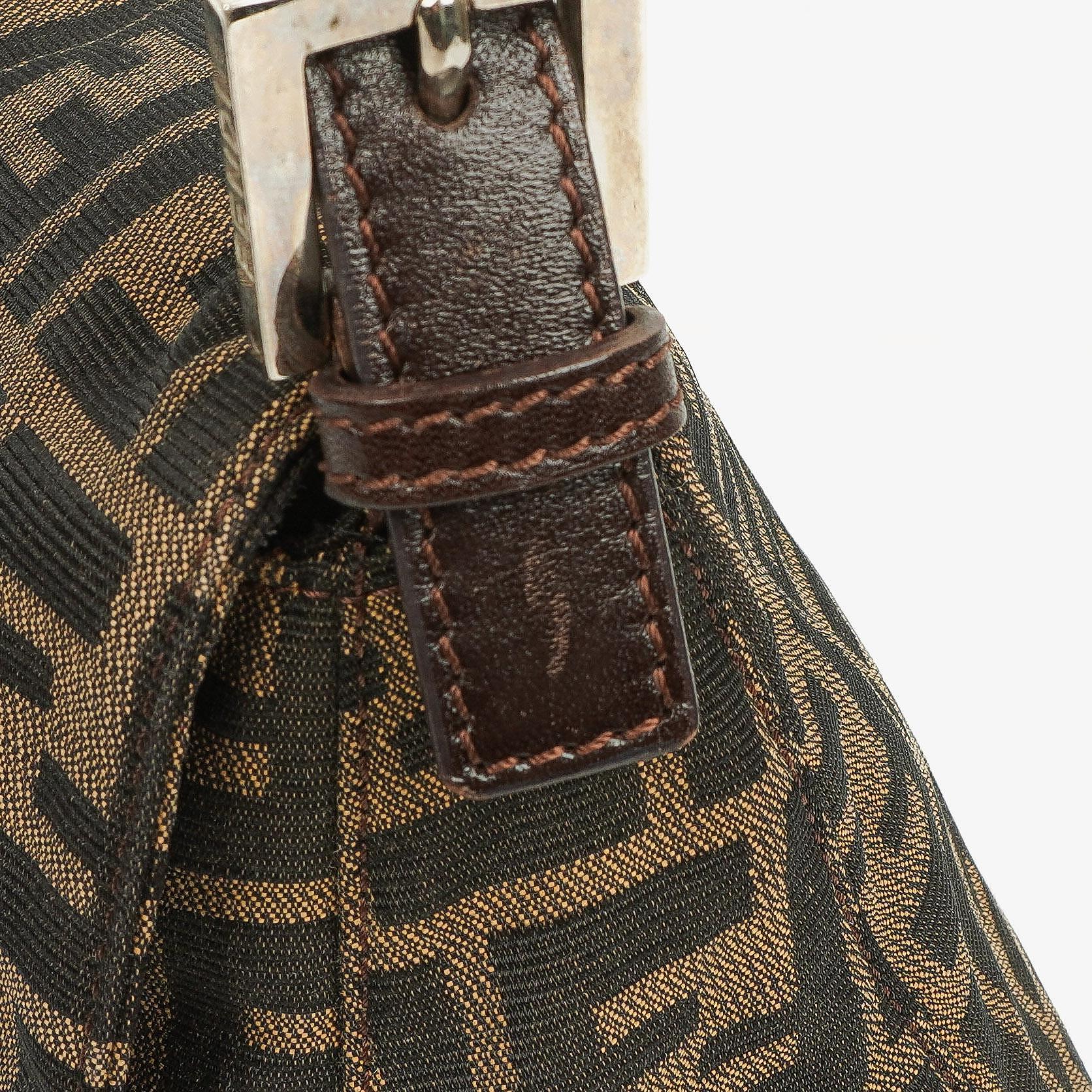 Fendi Zucca Mamma Baguette Schultertasche in Tobacco