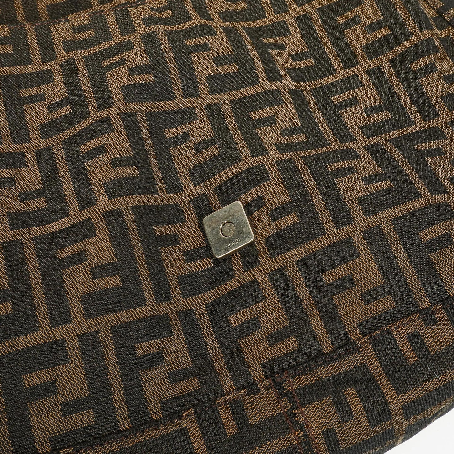 Fendi Zucca Mamma Baguette Schultertasche in Tobacco