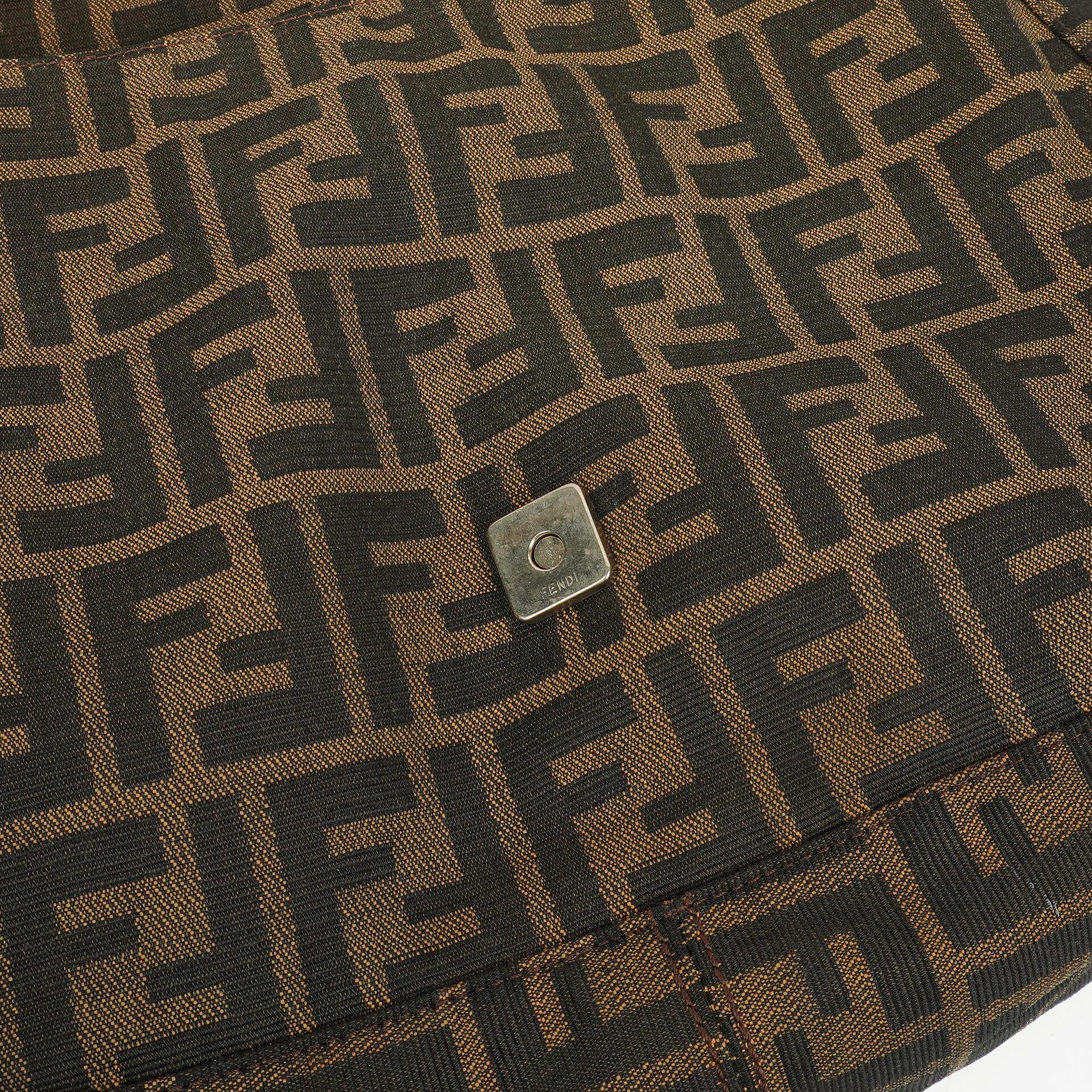 Fendi Zucca Mamma Baguette Schultertasche in Tobacco