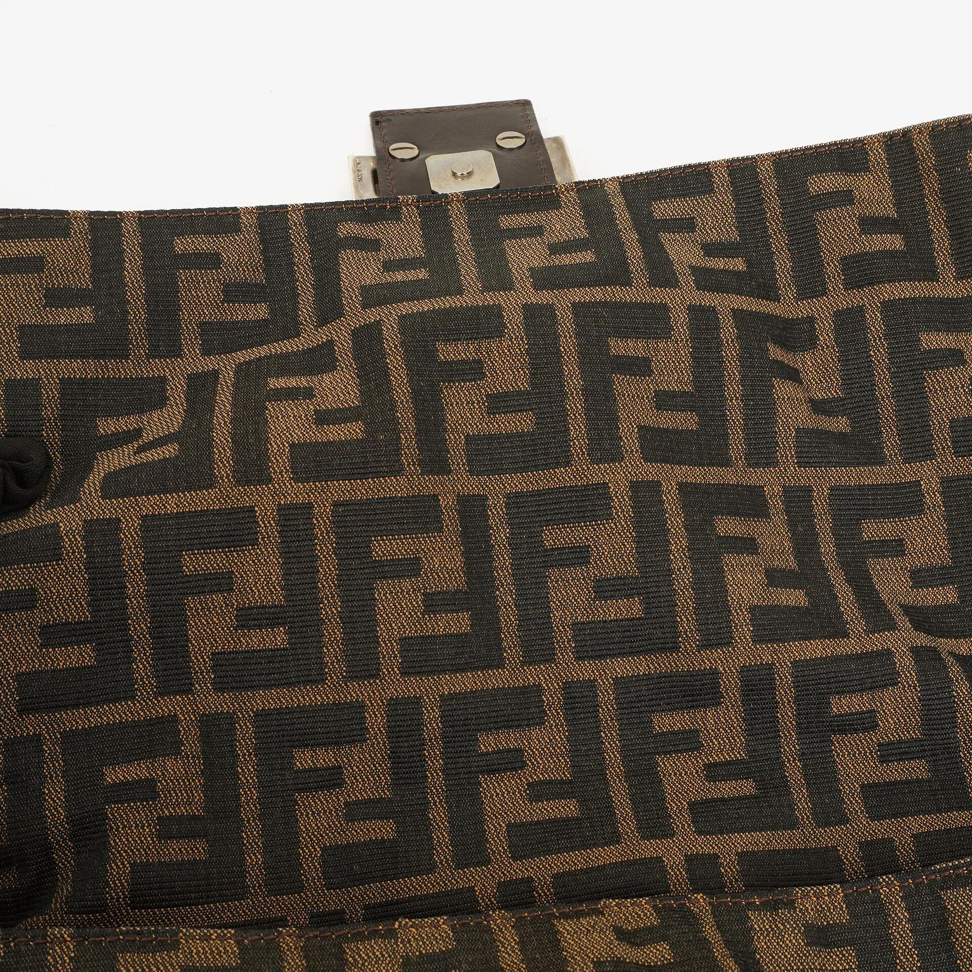 Fendi Zucca Mamma Baguette Schultertasche in Tobacco