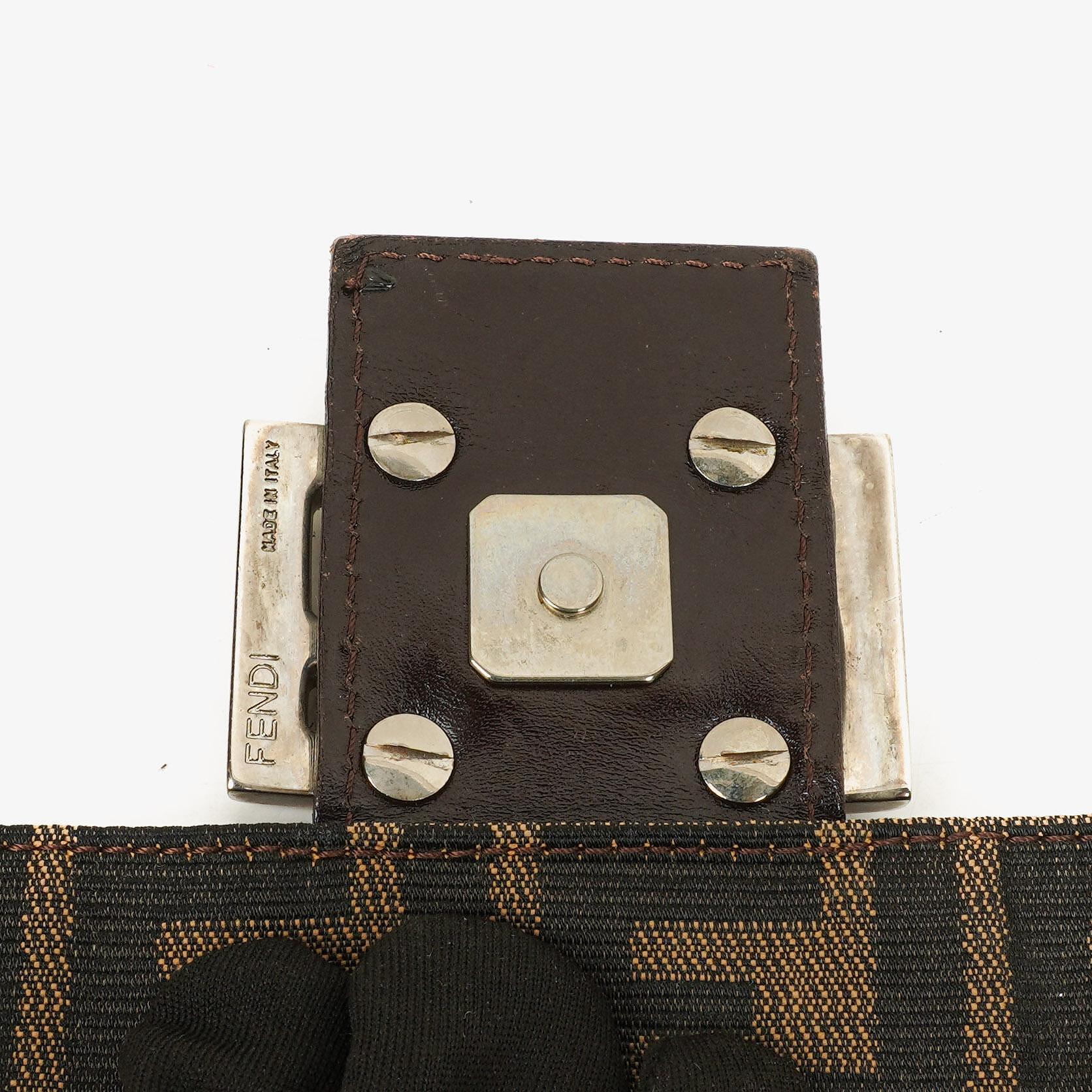 Fendi Zucca Mamma Baguette Schultertasche in Tobacco