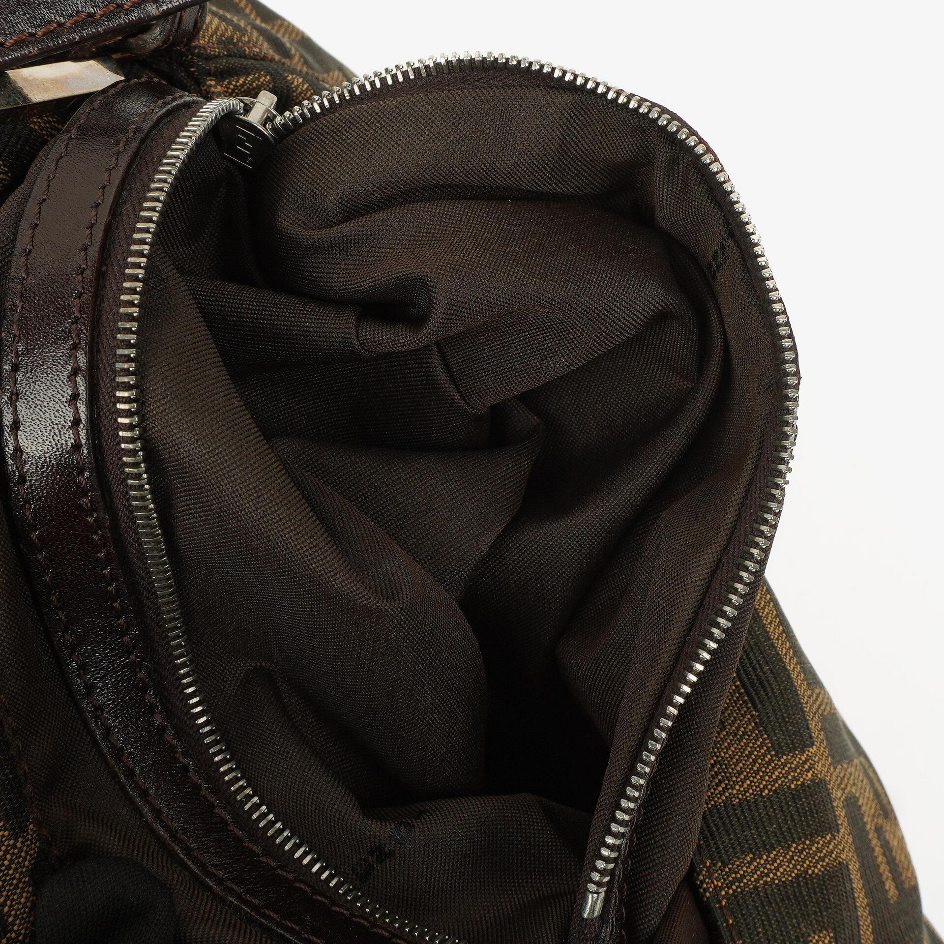 Fendi Zucca Mamma Baguette Schultertasche in Tobacco