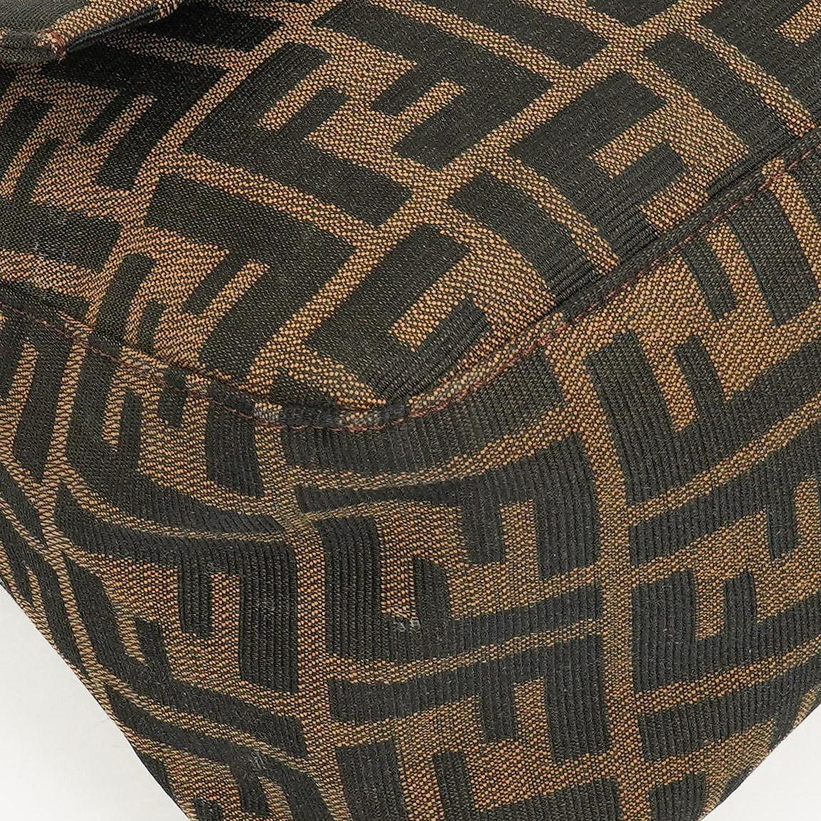 Fendi Zucca Mamma Baguette Schultertasche in Tobacco