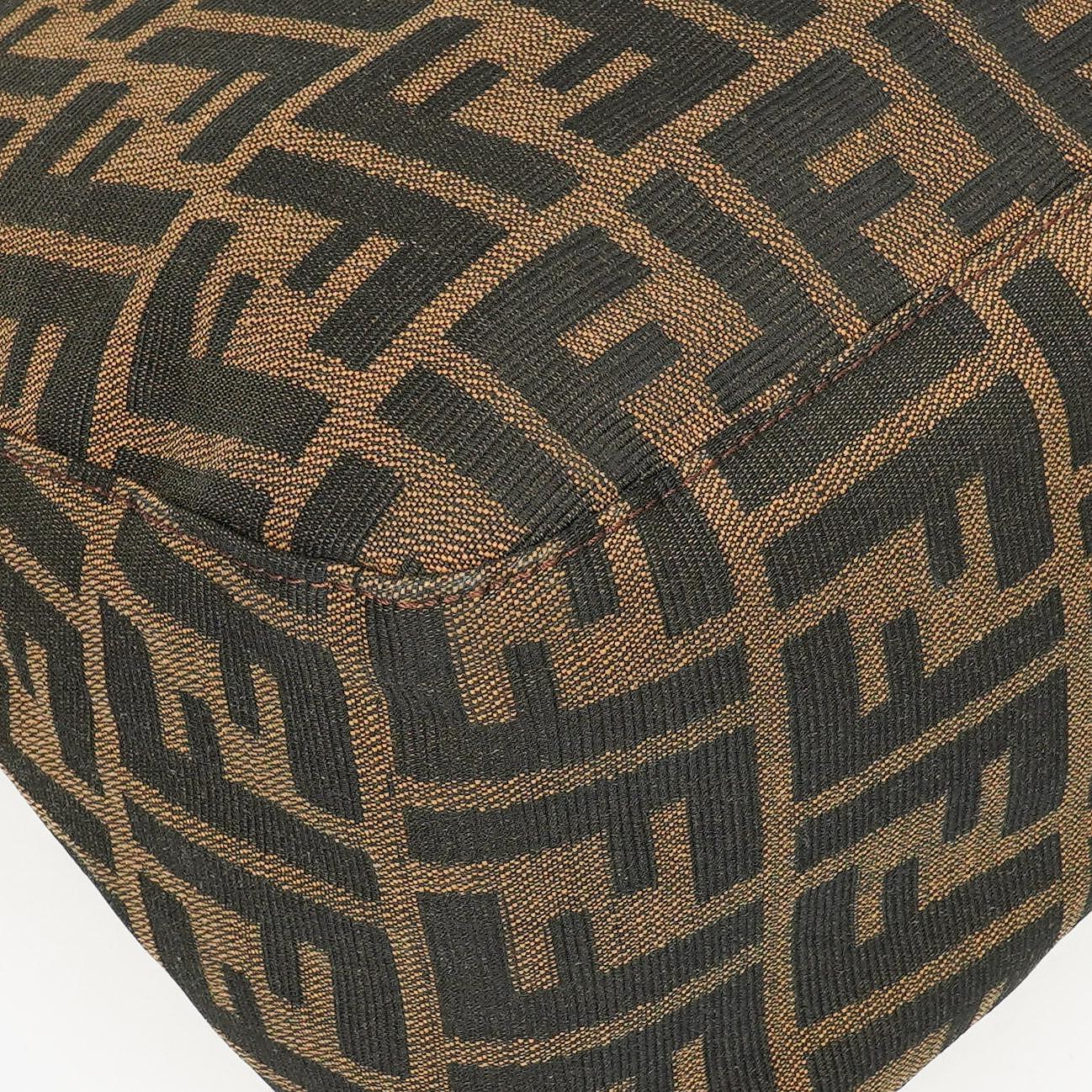 Fendi Zucca Mamma Baguette Schultertasche in Tobacco
