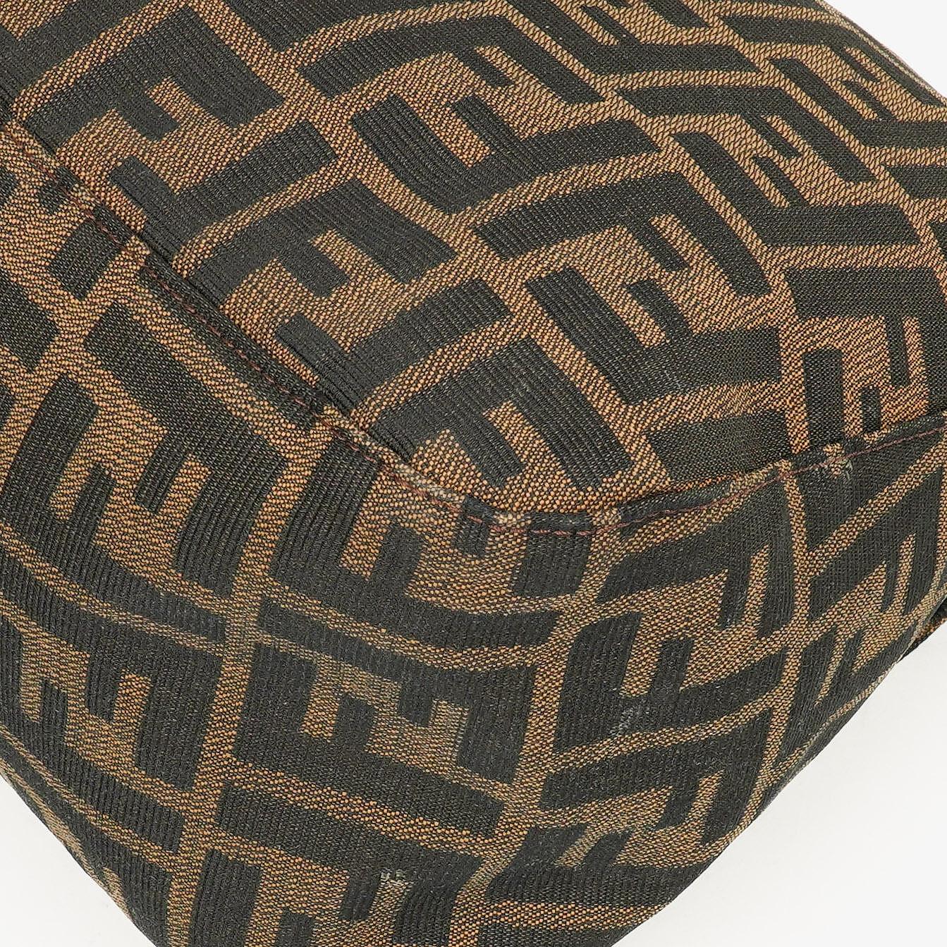 Fendi Zucca Mamma Baguette Schultertasche in Tobacco