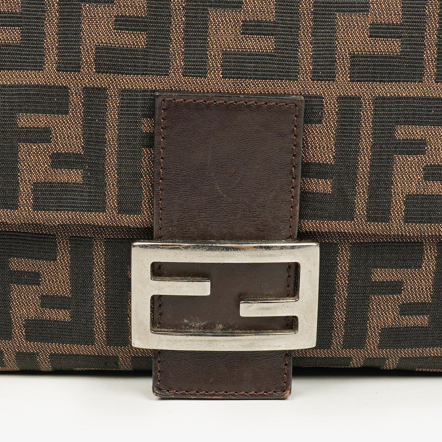 Fendi Zucca Mamma Baguette Schultertasche in Tobacco