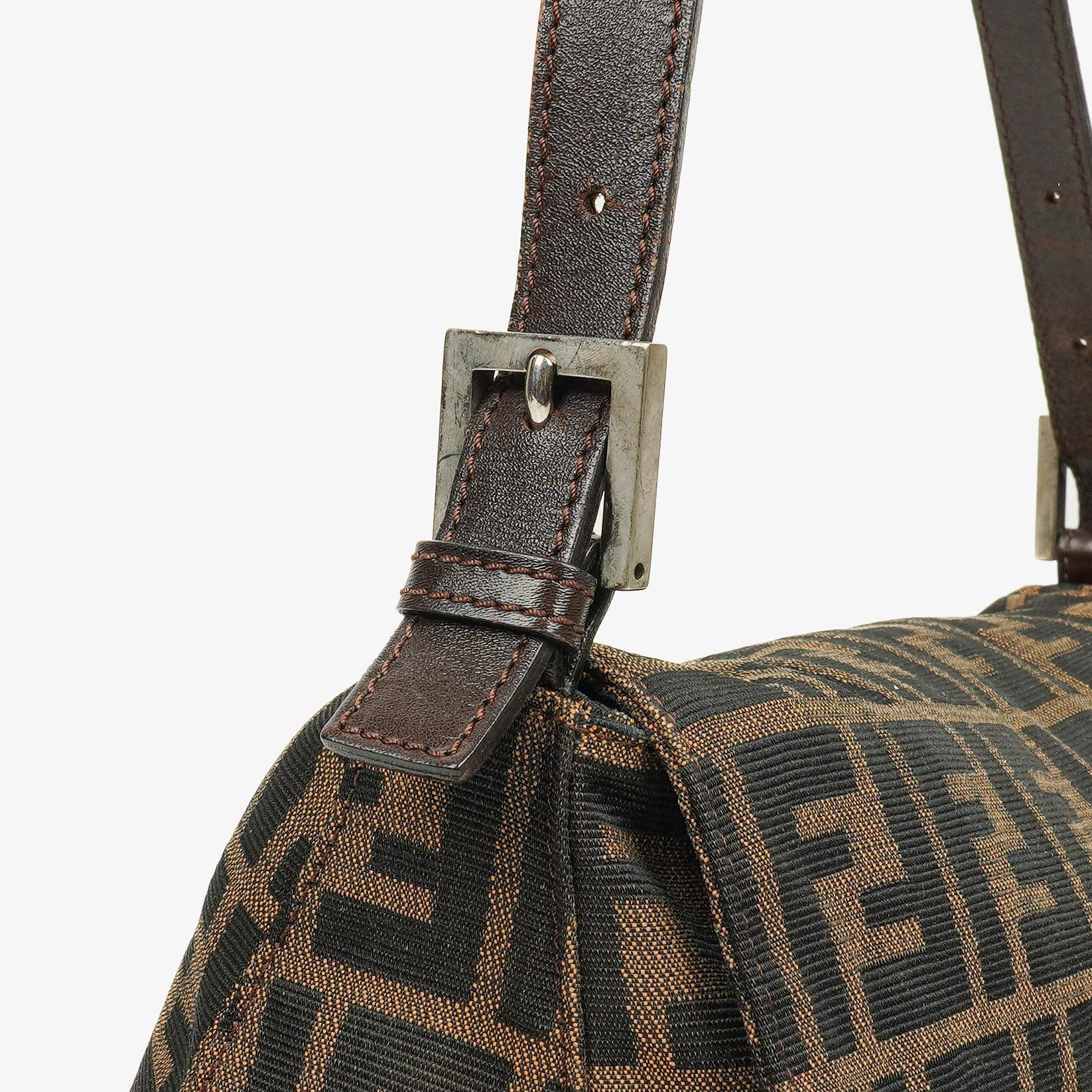 Fendi Zucca Mamma Baguette Schultertasche in Tobacco