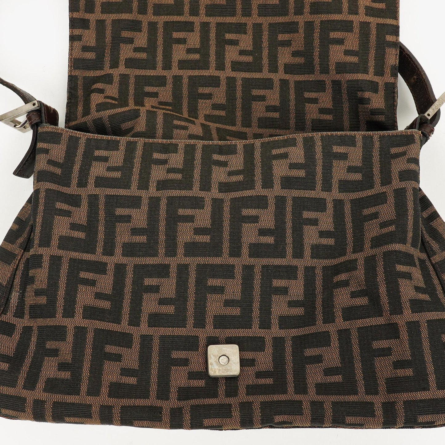 Fendi Zucca Mamma Baguette Schultertasche in Tobacco