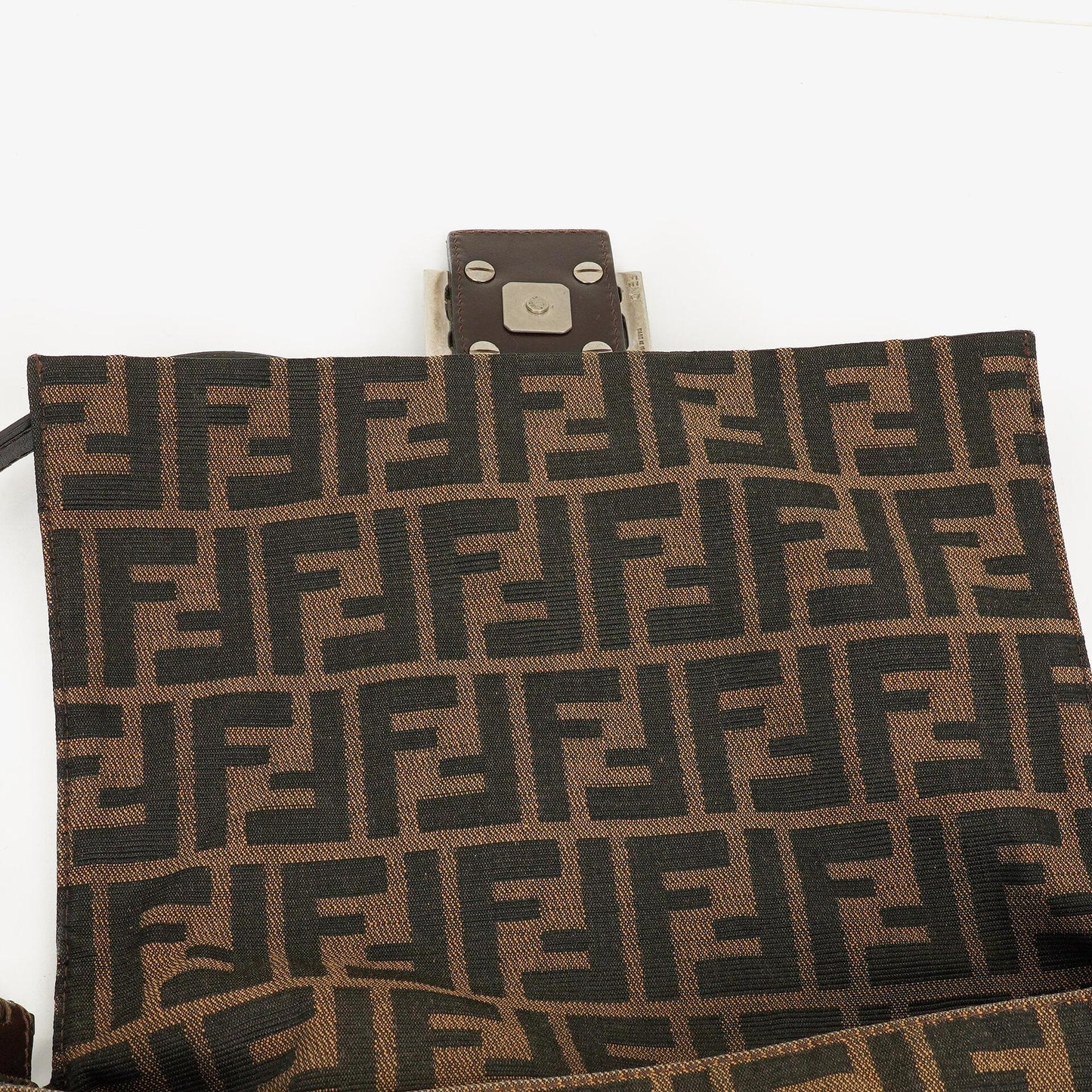 Fendi Zucca Mamma Baguette Schultertasche in Tobacco