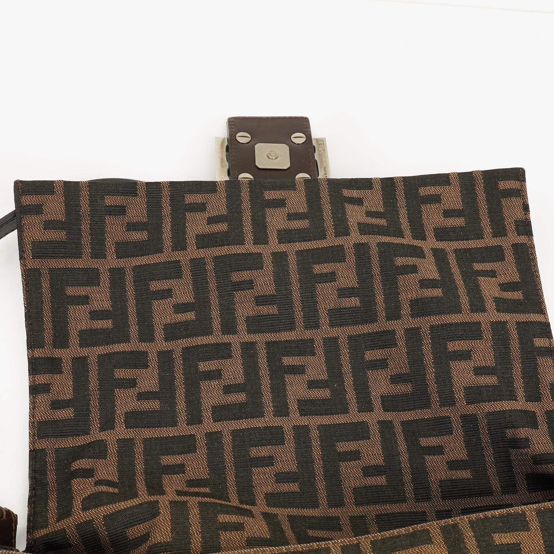Fendi Zucca Mamma Baguette Schultertasche in Tobacco