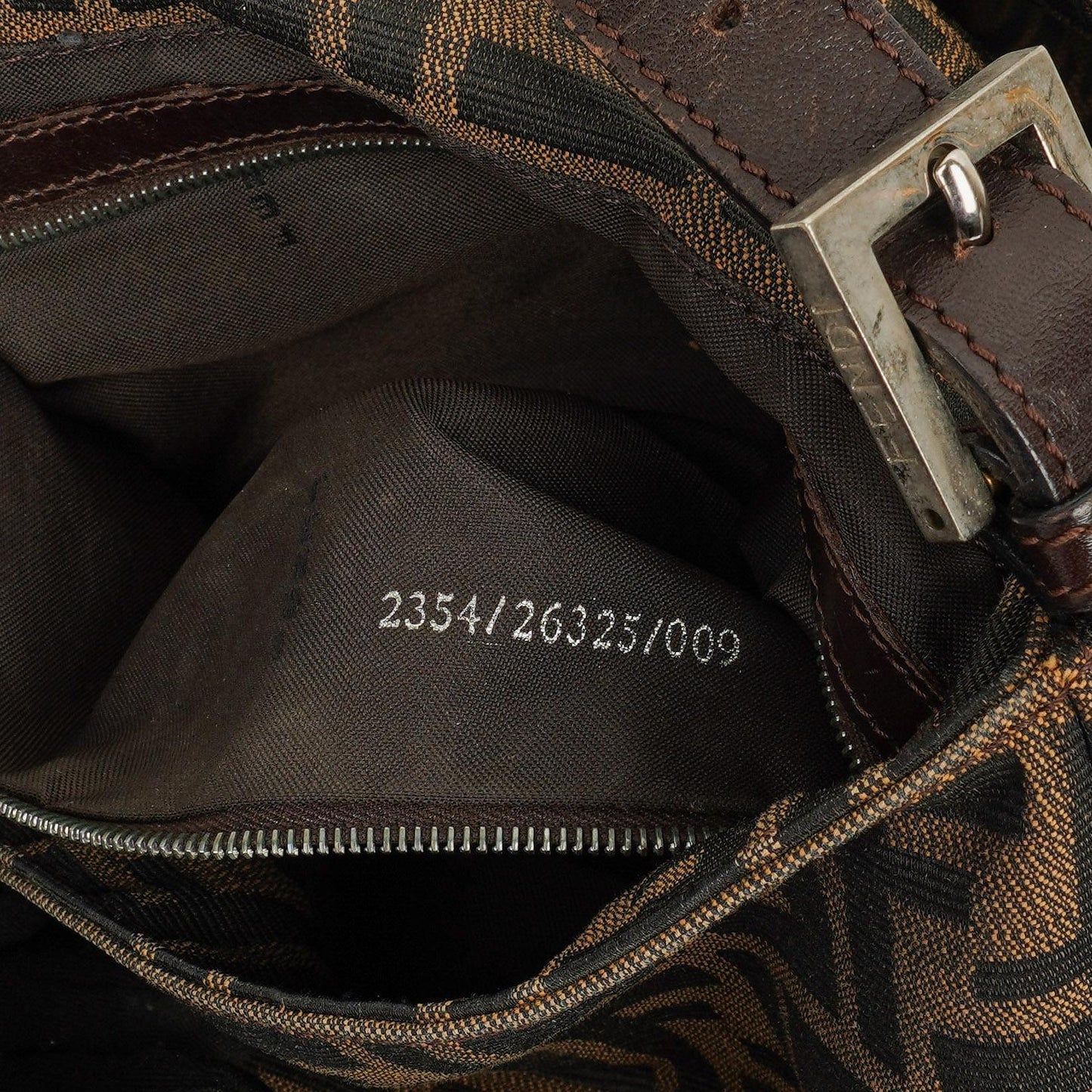 Fendi Zucca Mamma Baguette Schultertasche in Tobacco