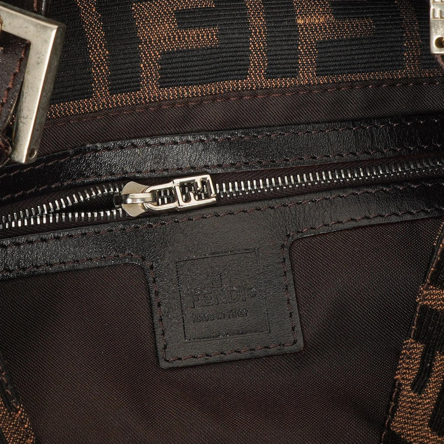 Fendi Zucca Mamma Baguette Schultertasche in Tobacco