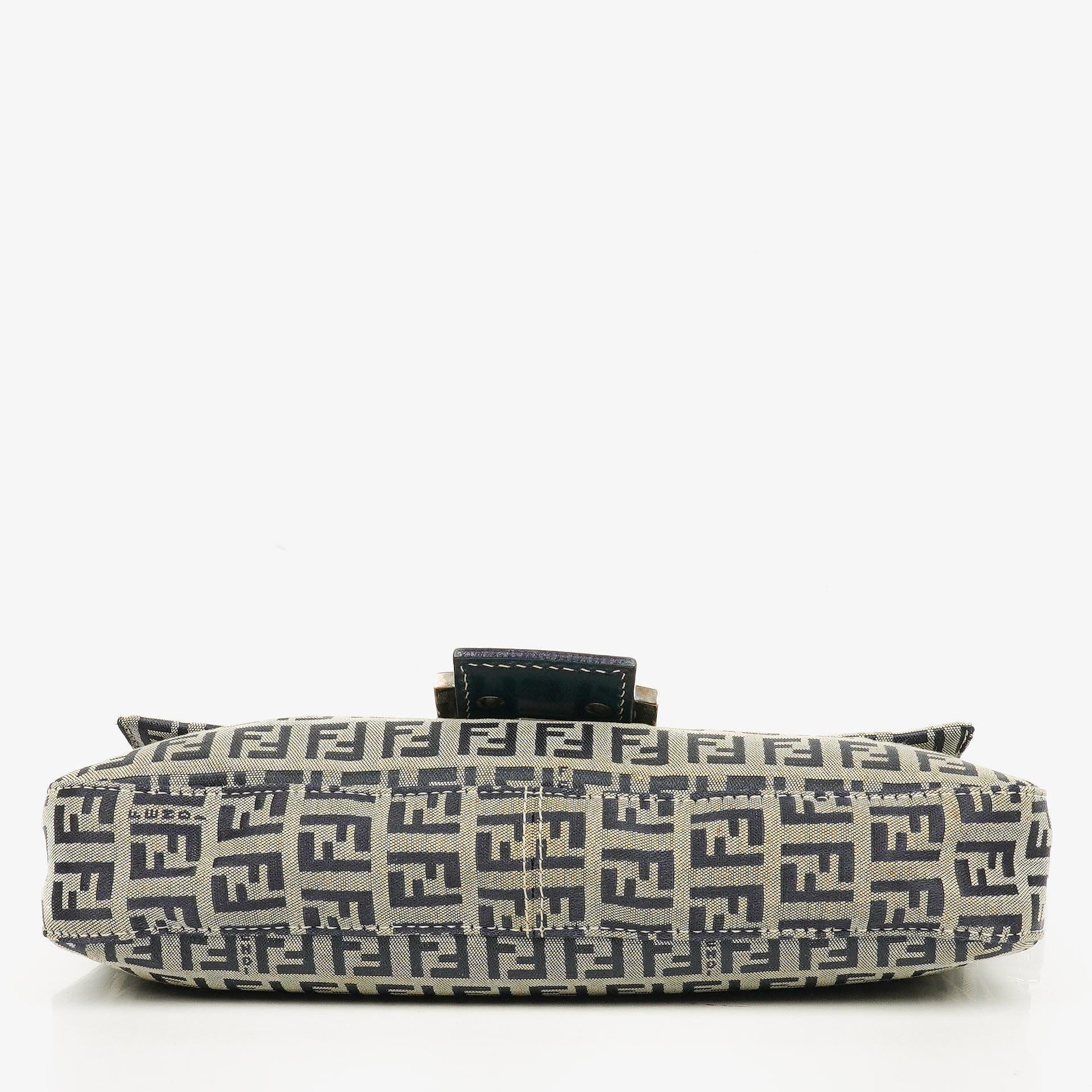 Fendi Zuccino Baguette Handtasche in Navy/Grau
