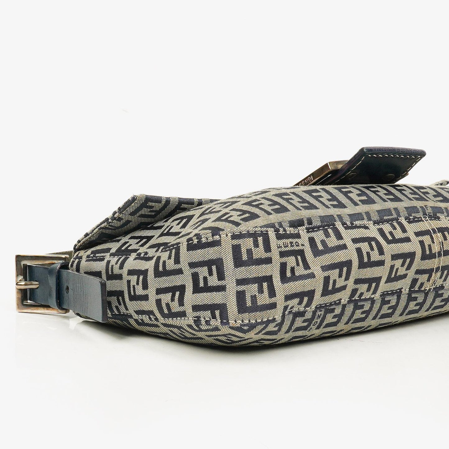Fendi Zuccino Baguette Handtasche in Navy/Grau