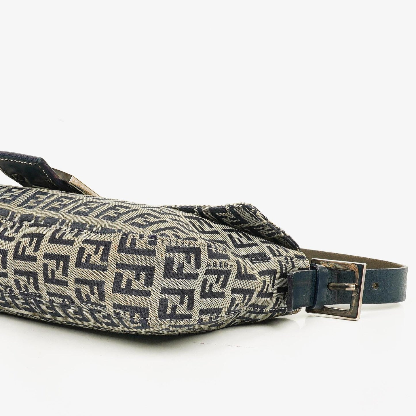 Fendi Zuccino Baguette Handtasche in Navy/Grau