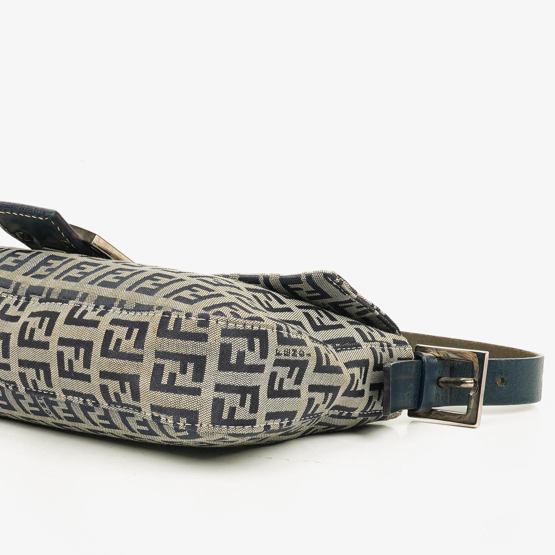 Fendi Zuccino Baguette Handtasche in Navy/Grau