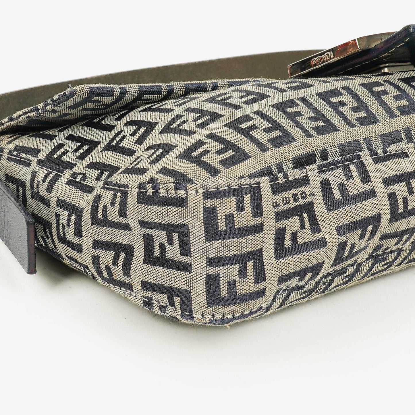 Fendi Zuccino Baguette Handtasche in Navy/Grau