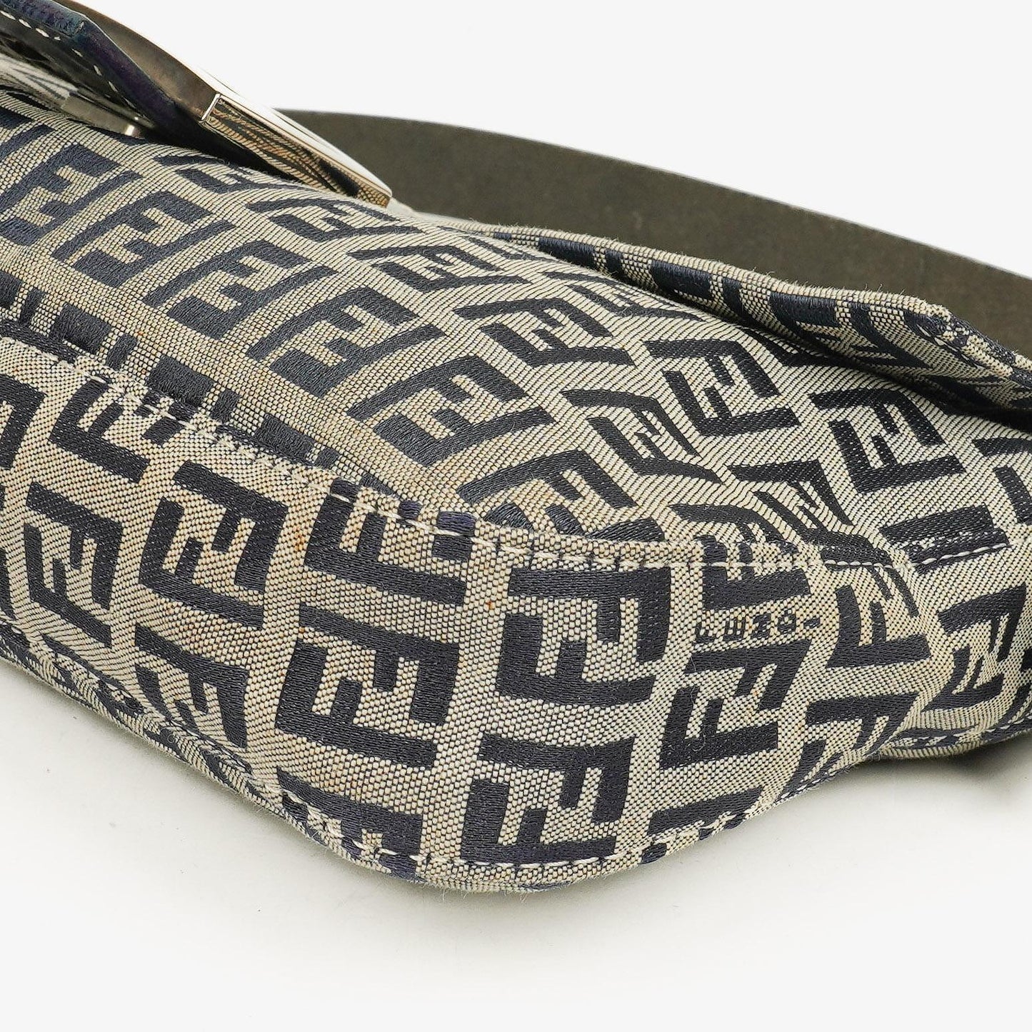 Fendi Zuccino Baguette Handtasche in Navy/Grau