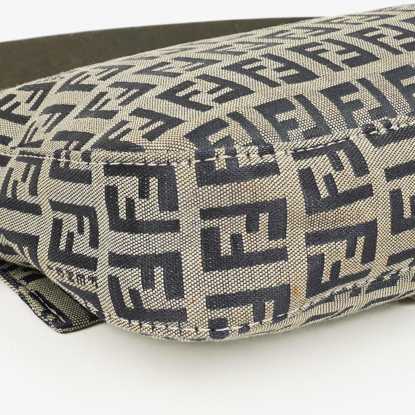 Fendi Zuccino Baguette Handtasche in Navy/Grau