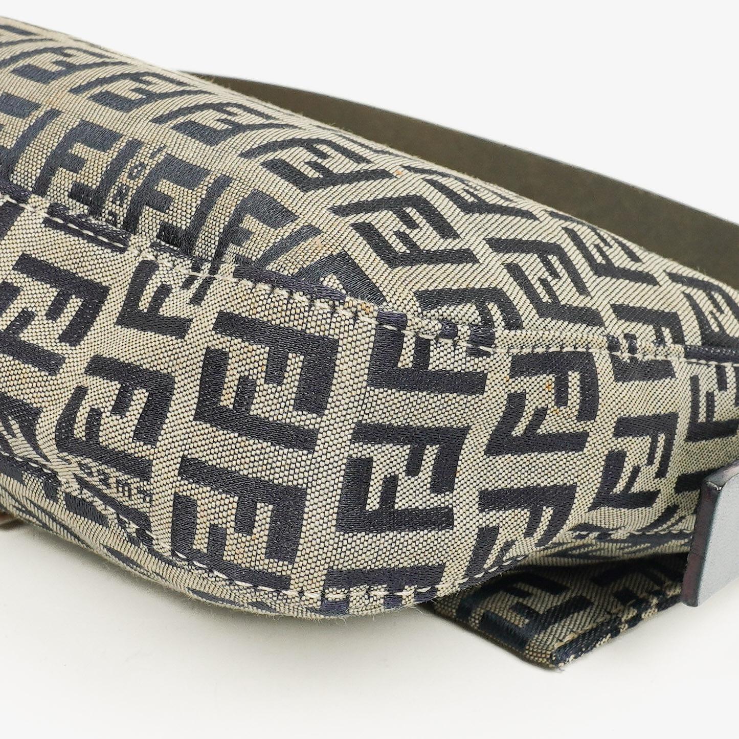 Fendi Zuccino Baguette Handtasche in Navy/Grau