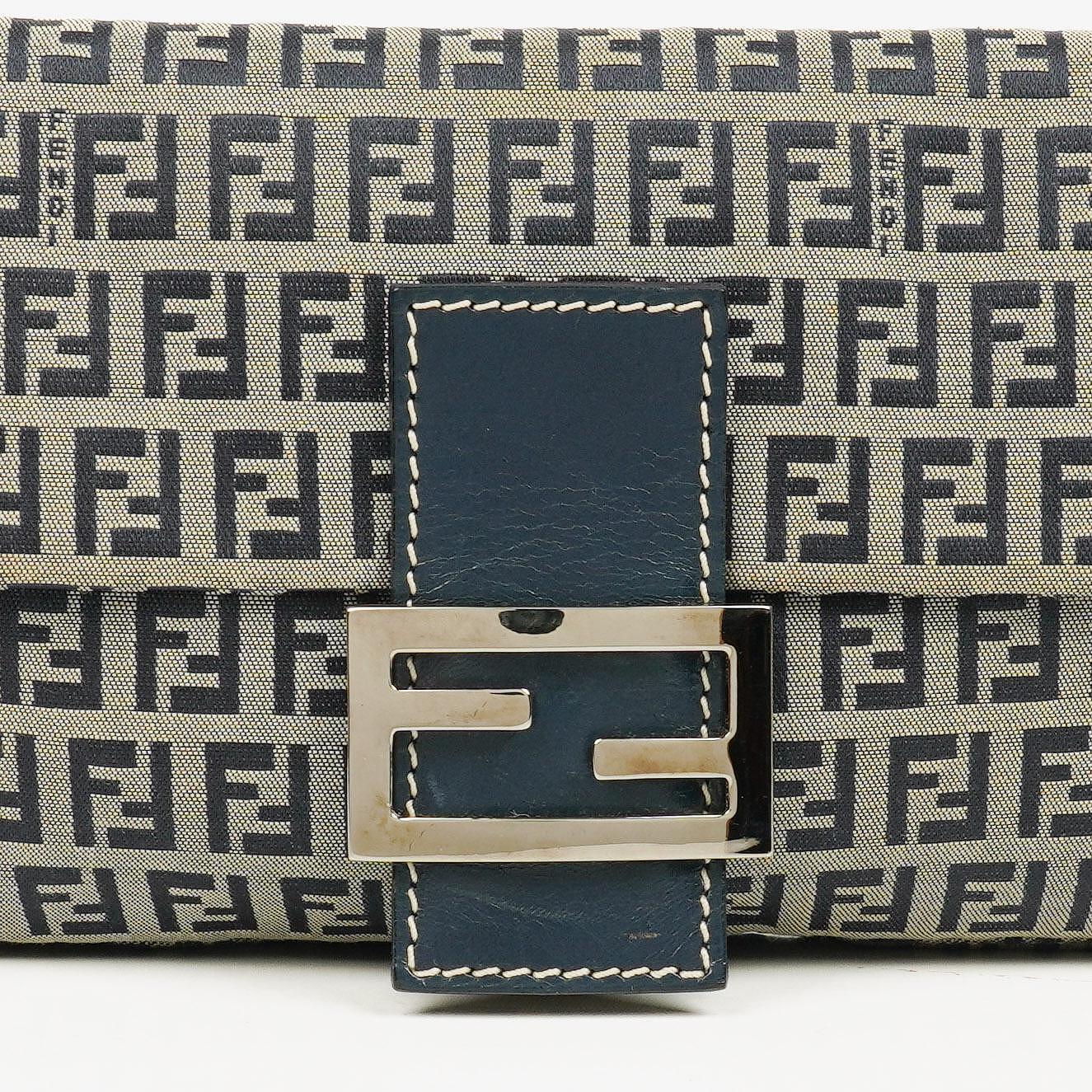 Fendi Zuccino Baguette Handtasche in Navy/Grau