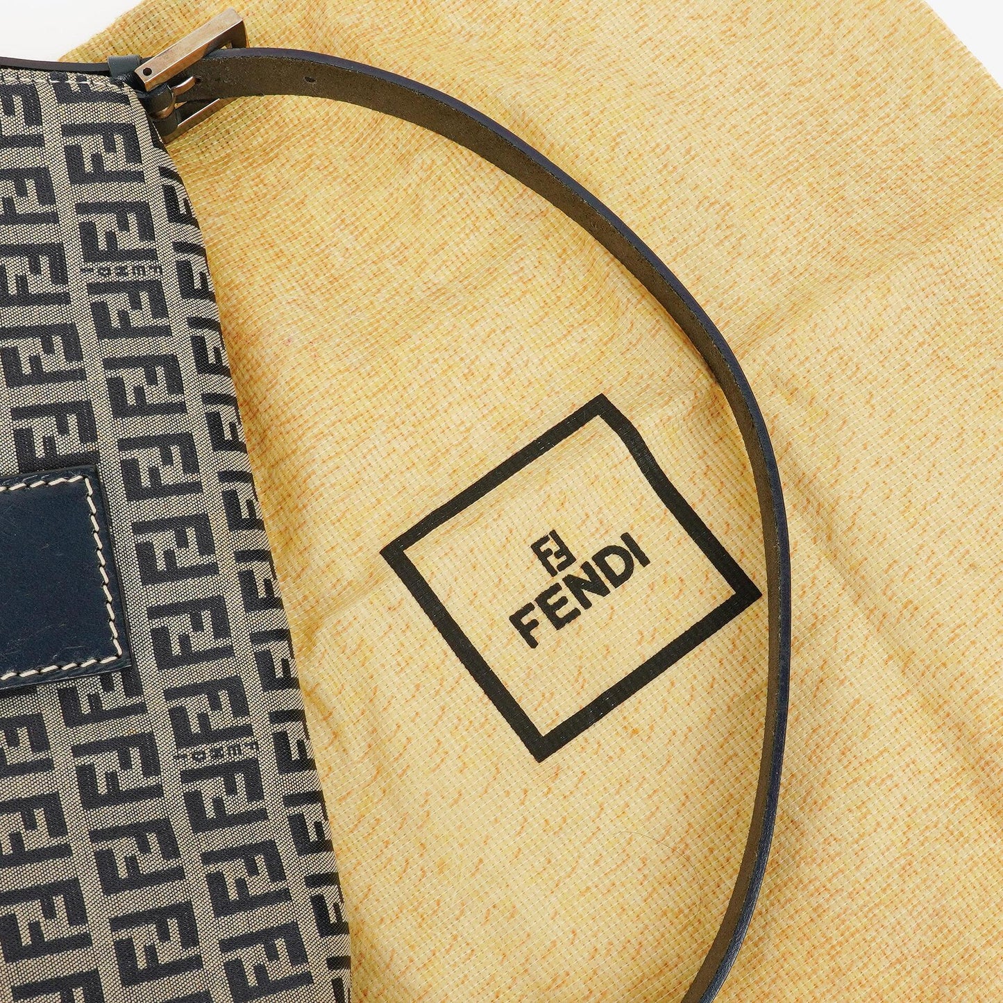 Fendi Zuccino Baguette Handtasche in Navy/Grau